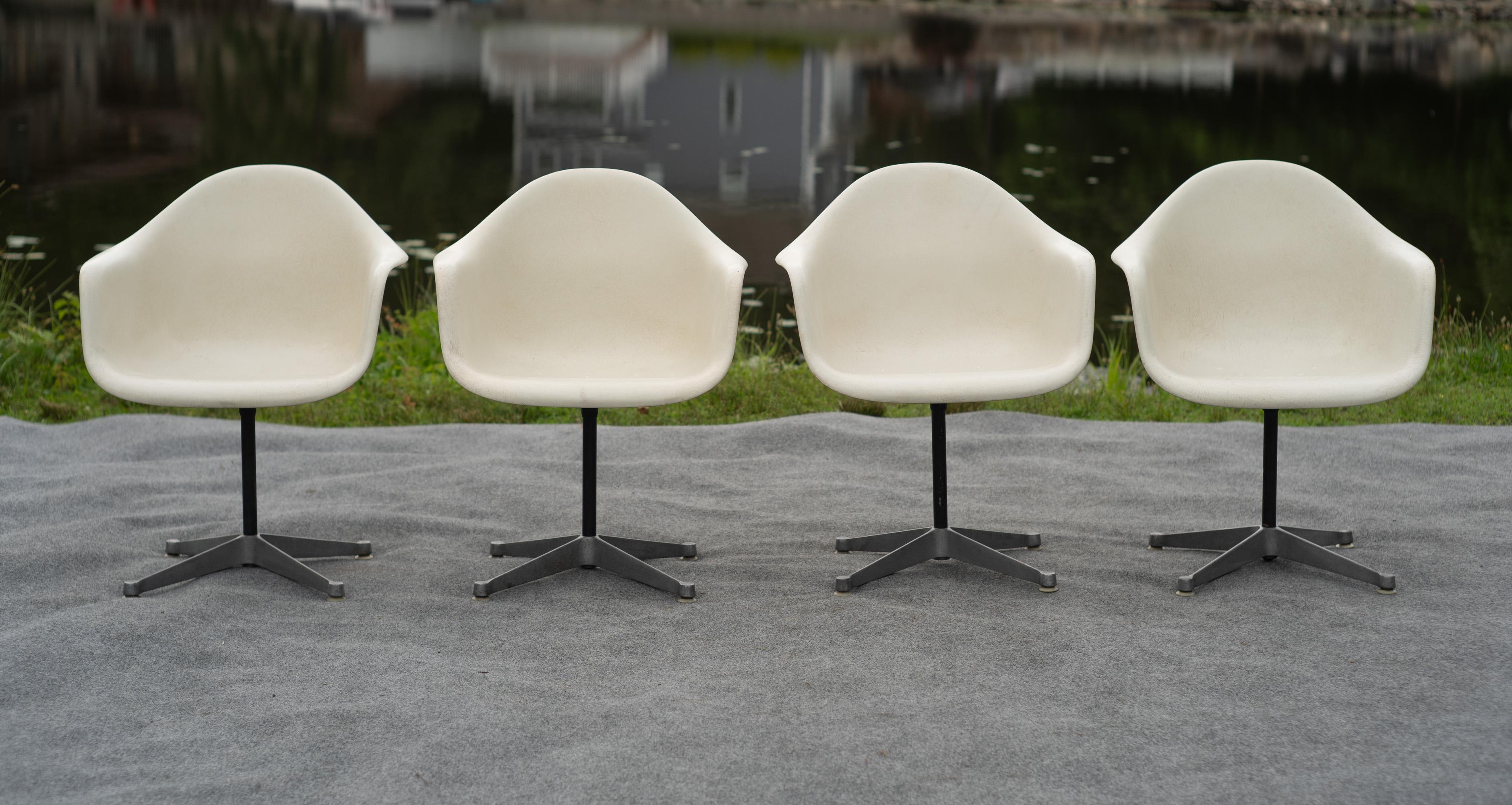 Progettate nell'America del dopoguerra, queste sedie sono state prodotte negli anni '70. Comunemente attribuito esclusivamente a Charles Eames dalla letteratura dell'epoca e dalla stessa Herman Miller, Ray è stato sicuramente un collaboratore chiave