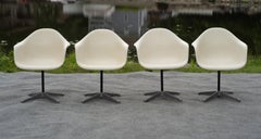 Ensemble de 4 fauteuils Charles Eames pour Herman Miller A Miller en fibre de verre blanche 1970