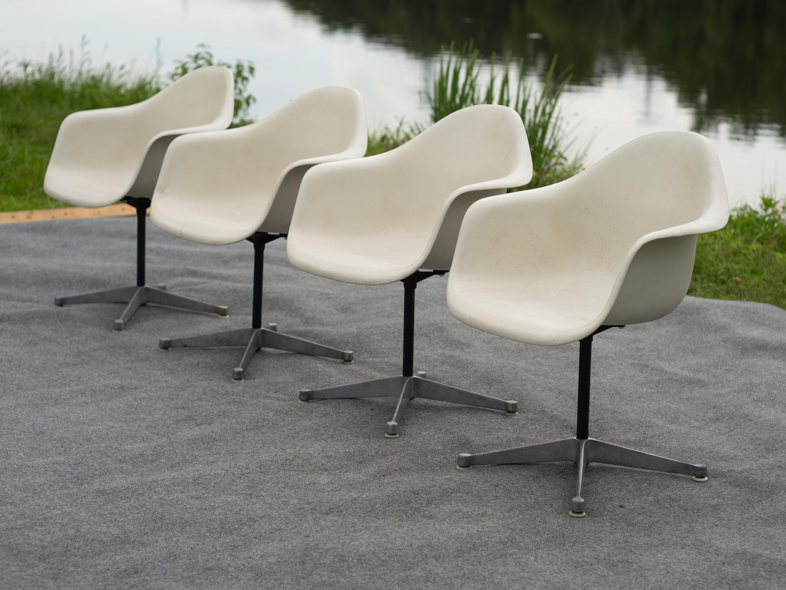 Mid-Century moderno Set di 4 poltrone PAC di Charles Eames per Herman Miller in fibra di vetro bianca anni '70 in vendita