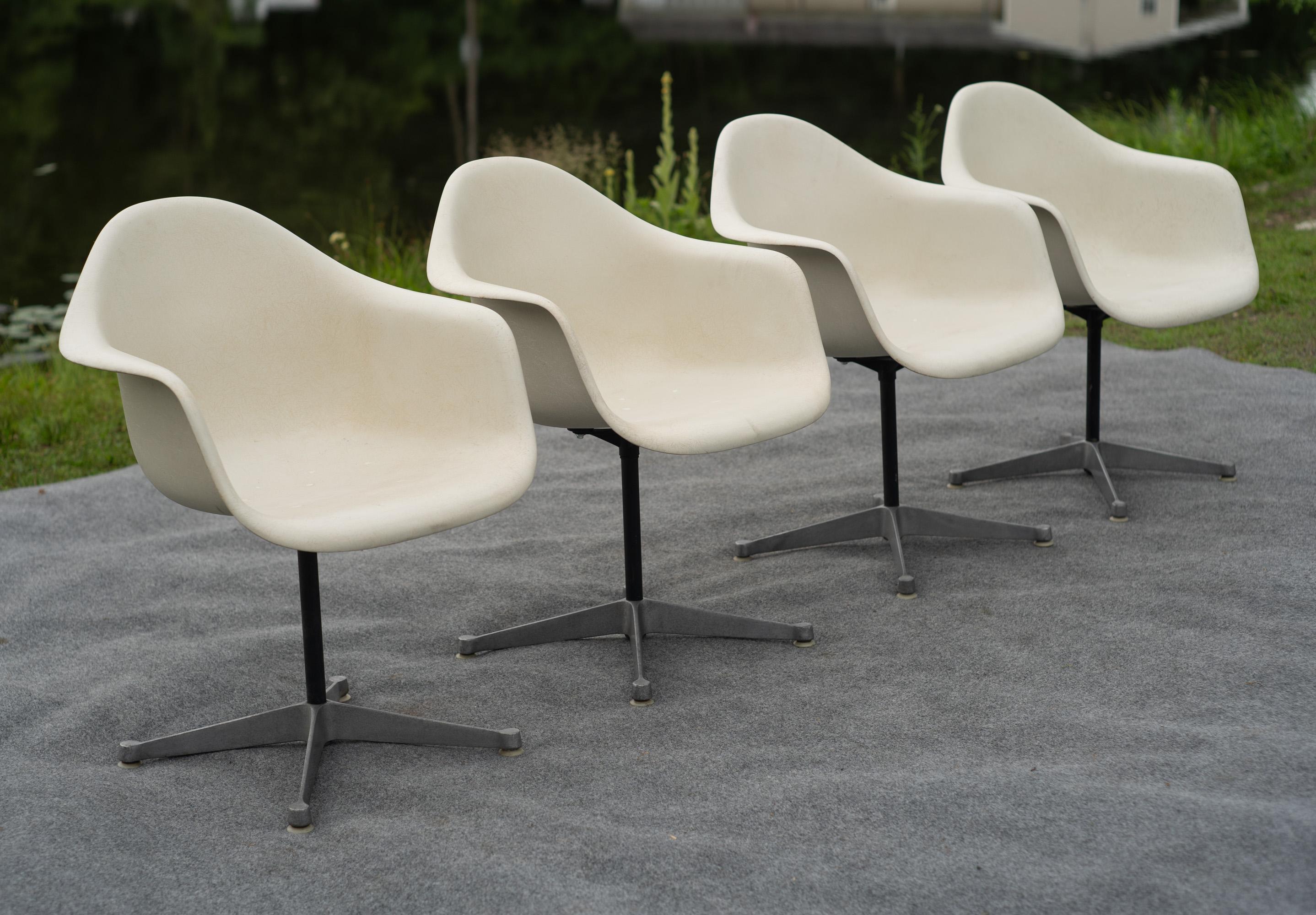 Americano Set di 4 poltrone PAC di Charles Eames per Herman Miller in fibra di vetro bianca anni '70 in vendita
