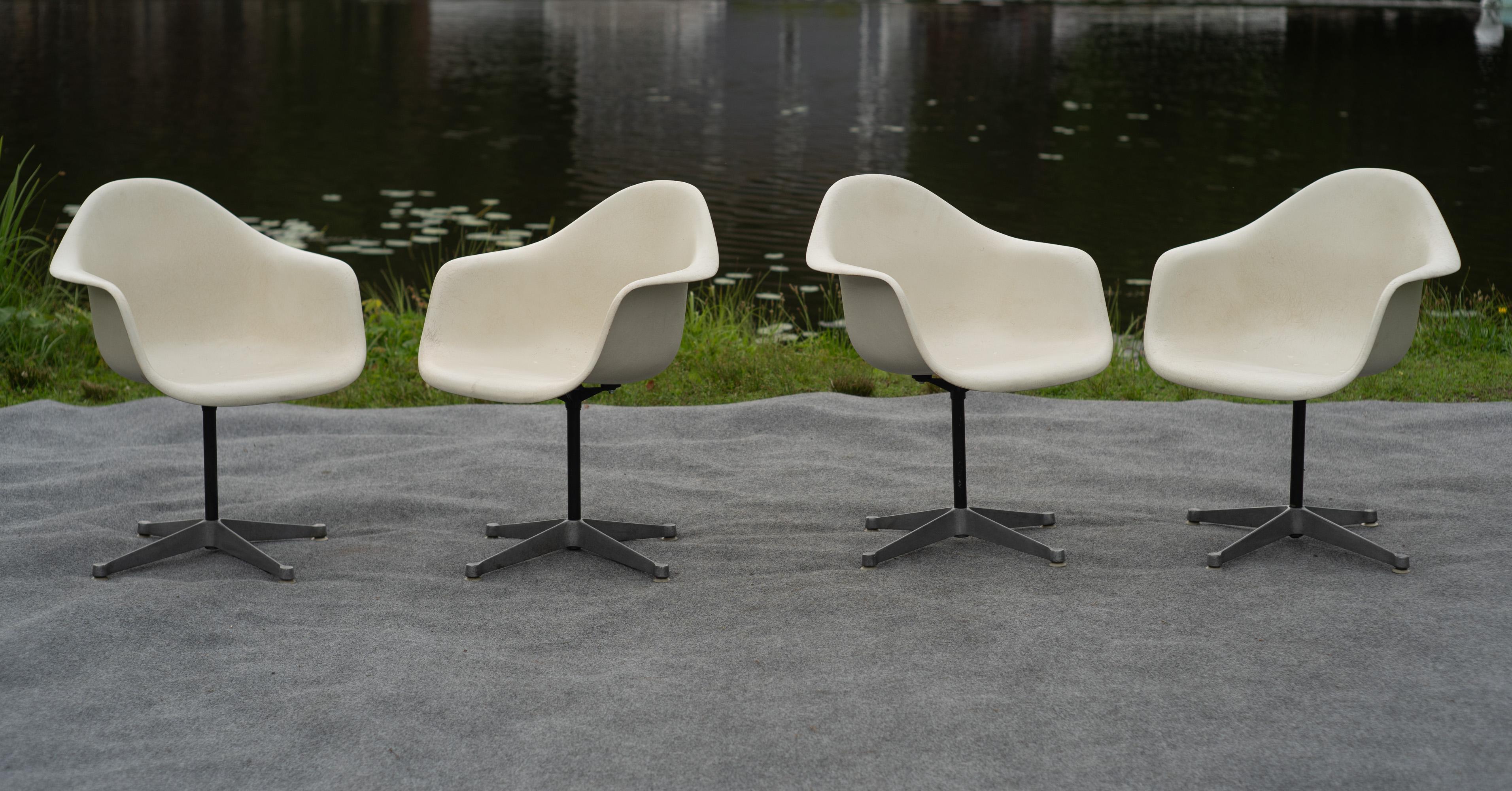 Fine XX secolo Set di 4 poltrone PAC di Charles Eames per Herman Miller in fibra di vetro bianca anni '70 in vendita