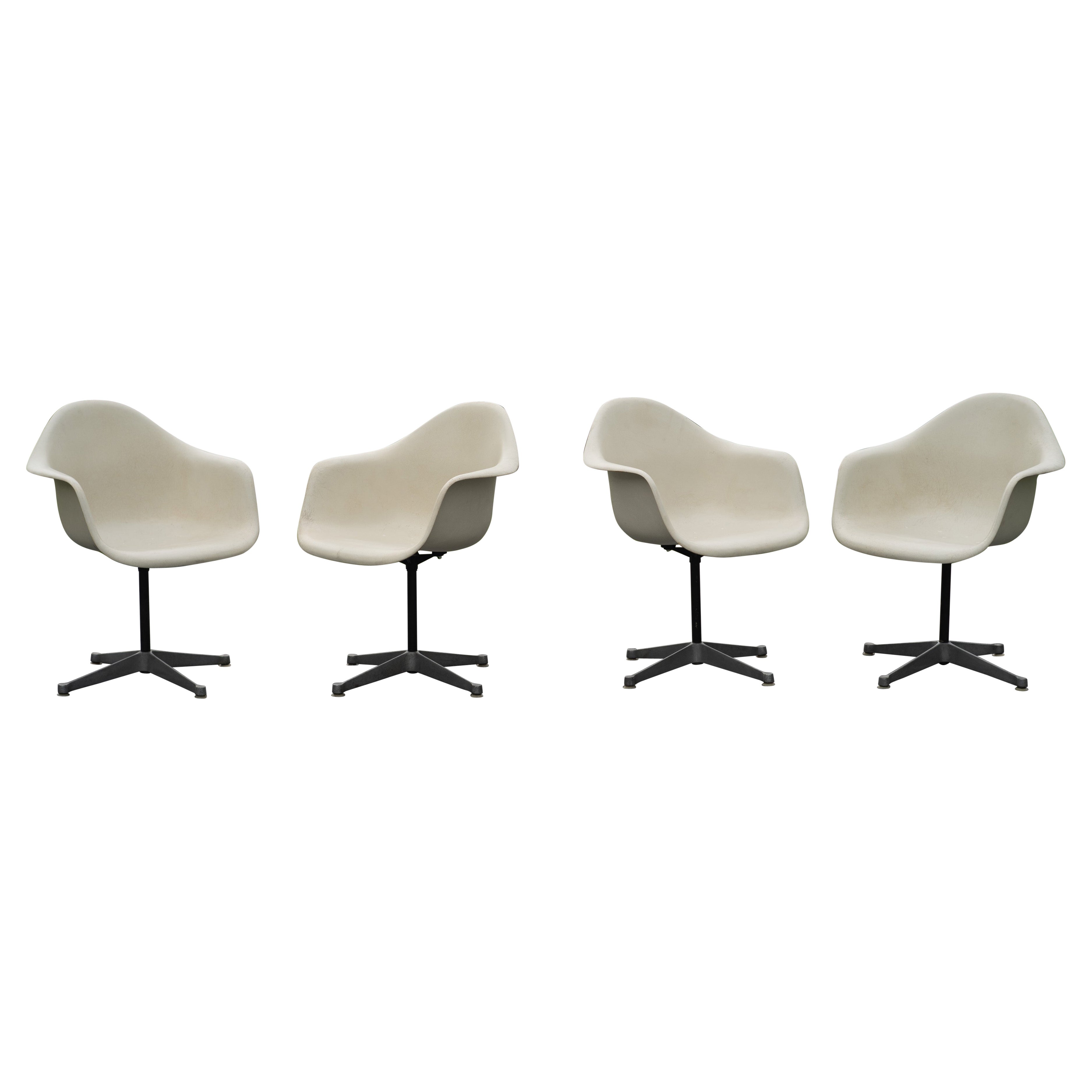 Set di 4 poltrone PAC di Charles Eames per Herman Miller in fibra di vetro bianca anni '70 in vendita