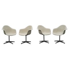 Set di 4 poltrone PAC di Charles Eames per Herman Miller in fibra di vetro bianca anni '70