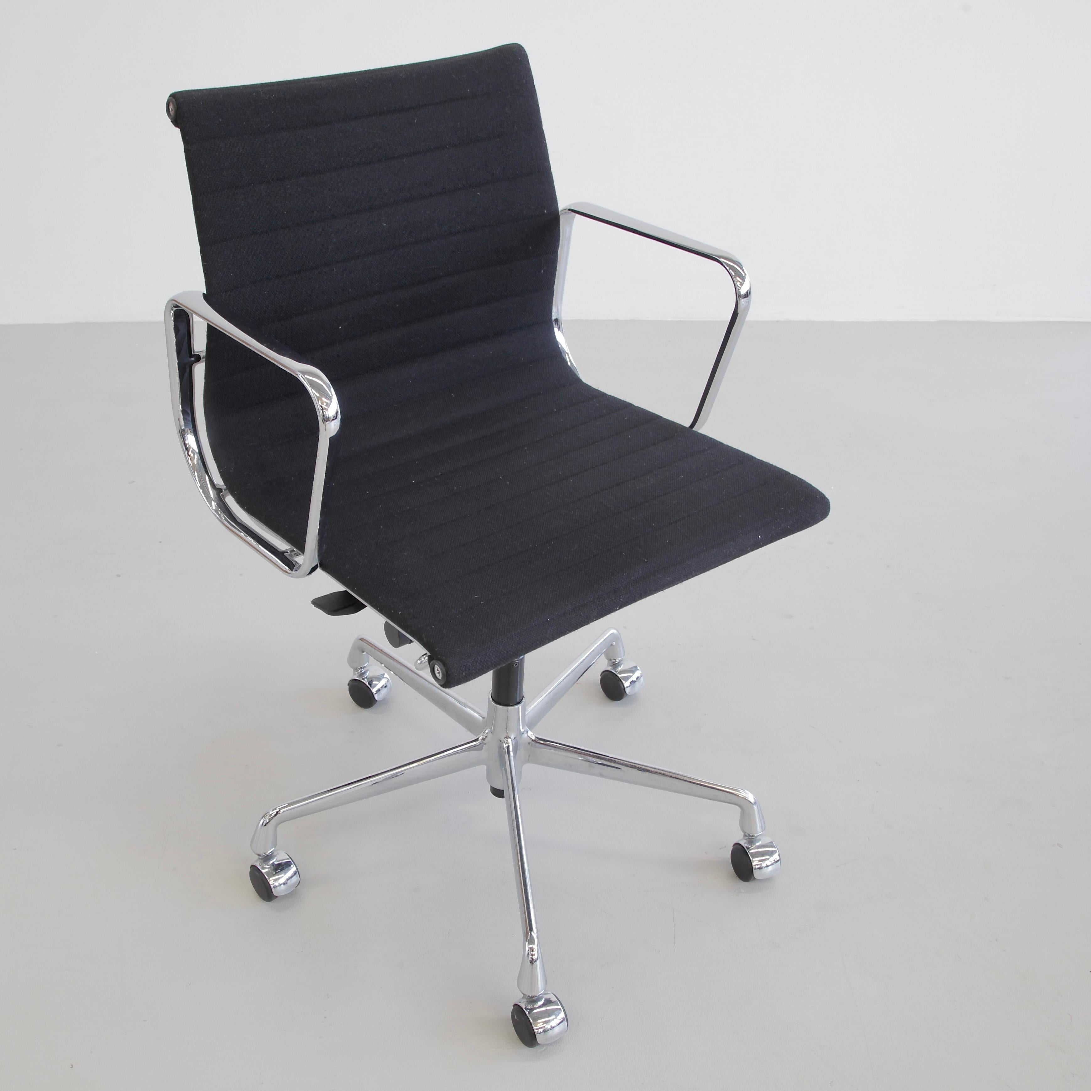 Modern Set of 4 Charles & Ray Eames Aluminium Office Chairs, Vitra 'EA117'