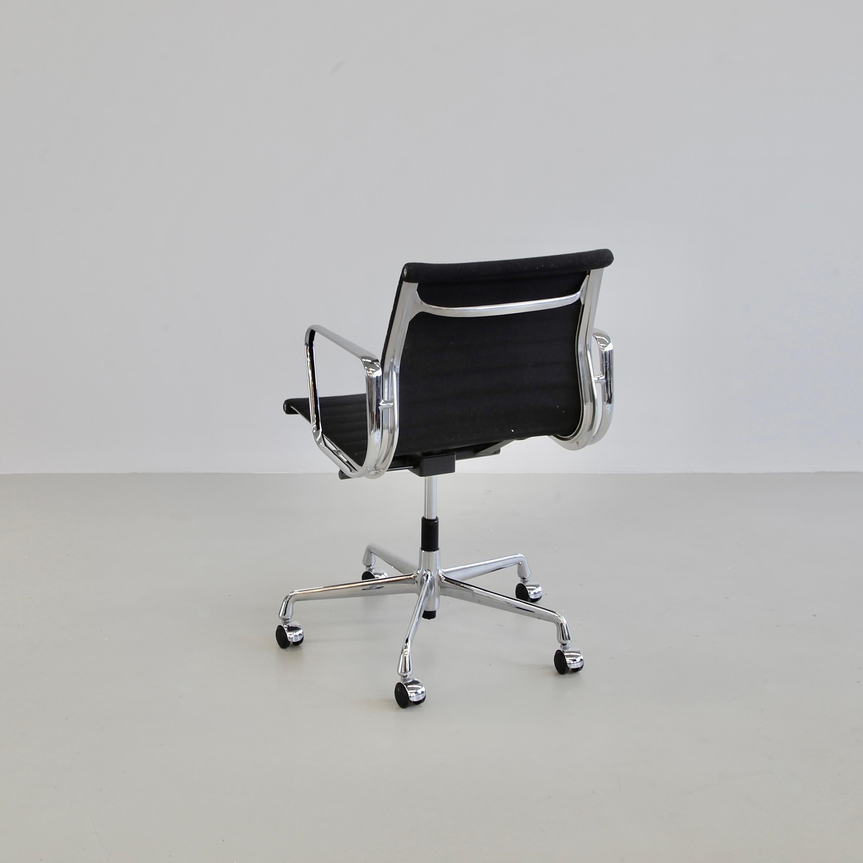Contemporary Set of 4 Charles & Ray Eames Aluminium Office Chairs, Vitra 'EA117'