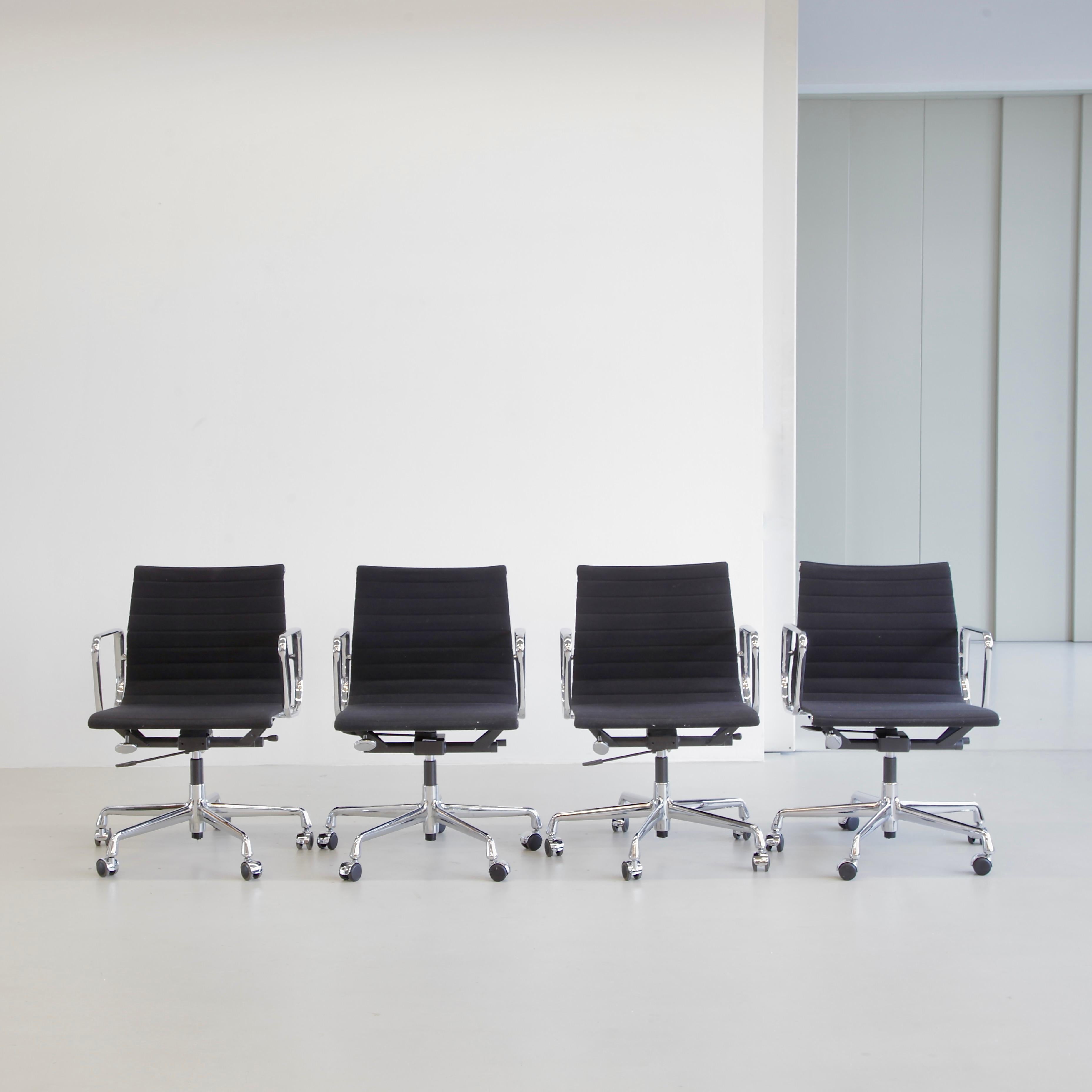 Aluminum Set of 4 Charles & Ray Eames Aluminium Office Chairs, Vitra 'EA117'