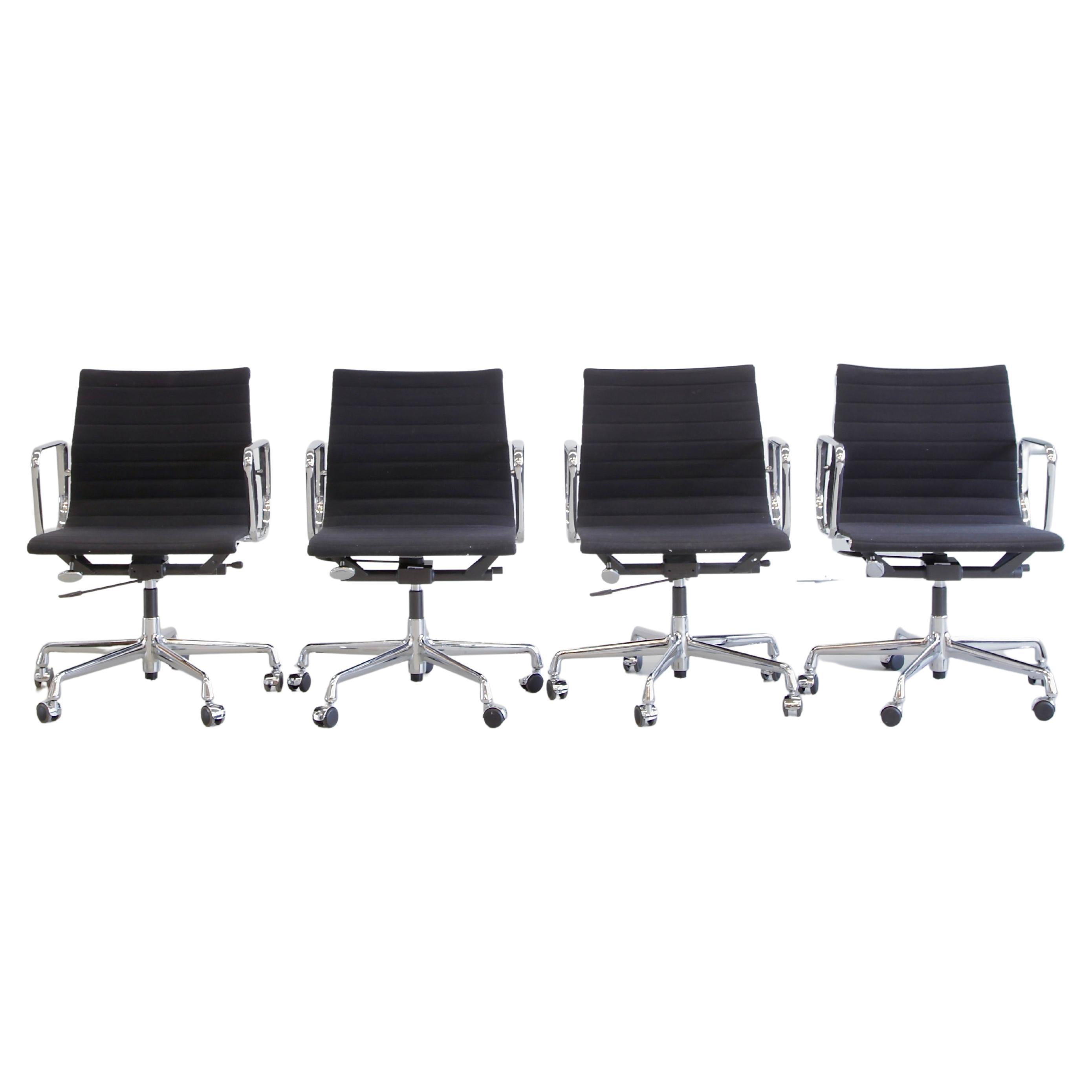 Set of 4 Charles & Ray Eames Aluminium Office Chairs, Vitra 'EA117'