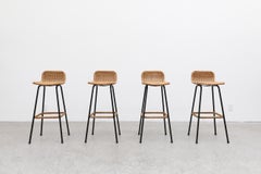 Satz von 4 Barhockern aus Korbweide im Charlotte Perriand-Stil mit Rattan Fußstütze