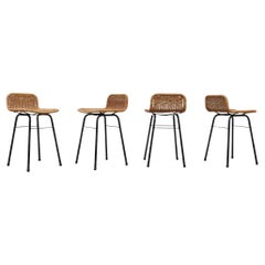 Juego de cuatro taburetes de mimbre estilo Charlotte Perriand para mesa o mostrador