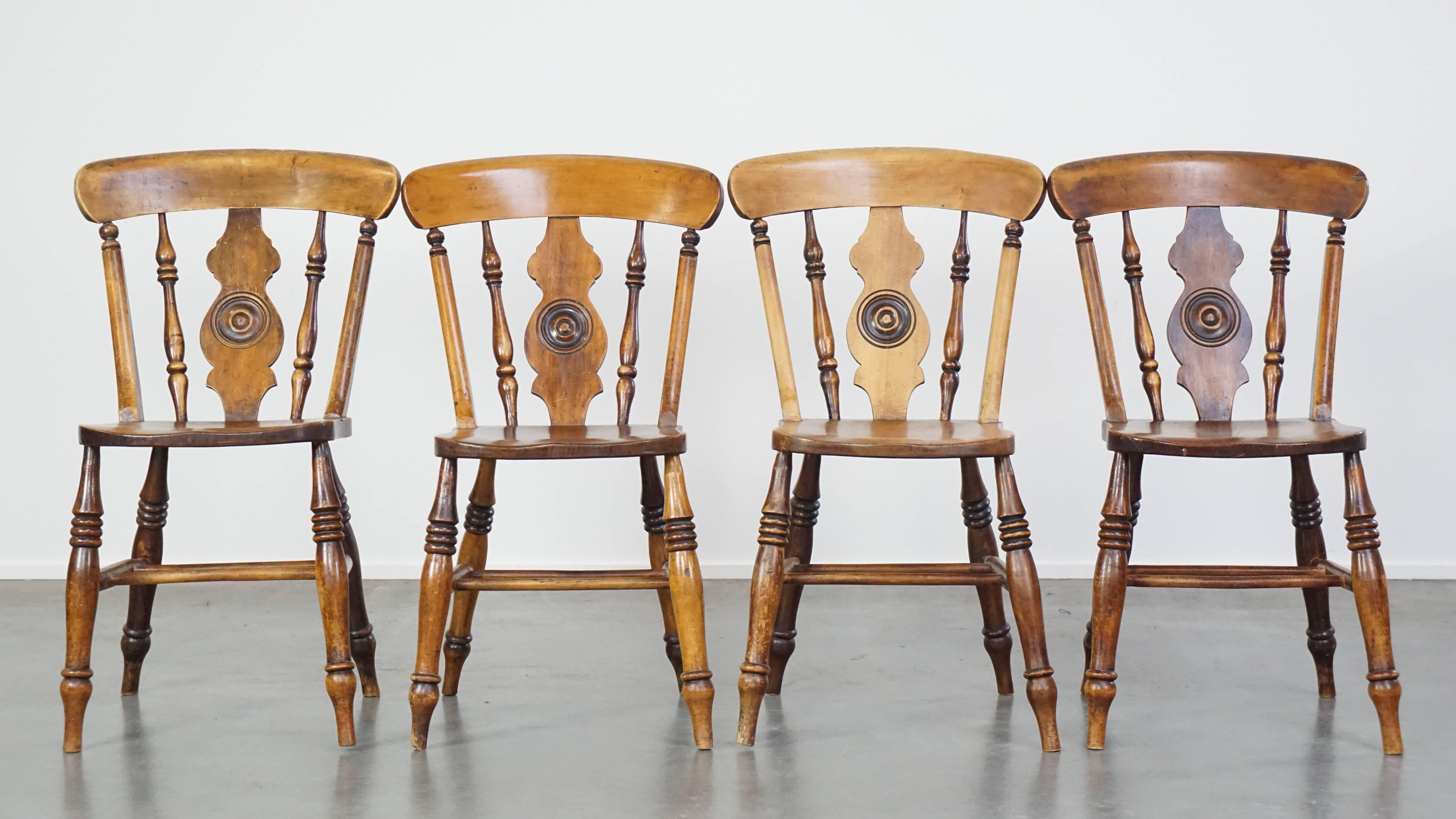 Questo set di 4 sedie da pranzo antiche della metà del XIX secolo è un'aggiunta fantastica per gli amanti del vero antiquariato. Sono caratterizzati da splendidi dettagli che conferiscono loro un aspetto affascinante. Queste sedie offrono il giusto