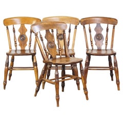 Ensemble de 4 charmantes chaises de salle à manger anglaises anciennes du milieu du 19ème siècle.