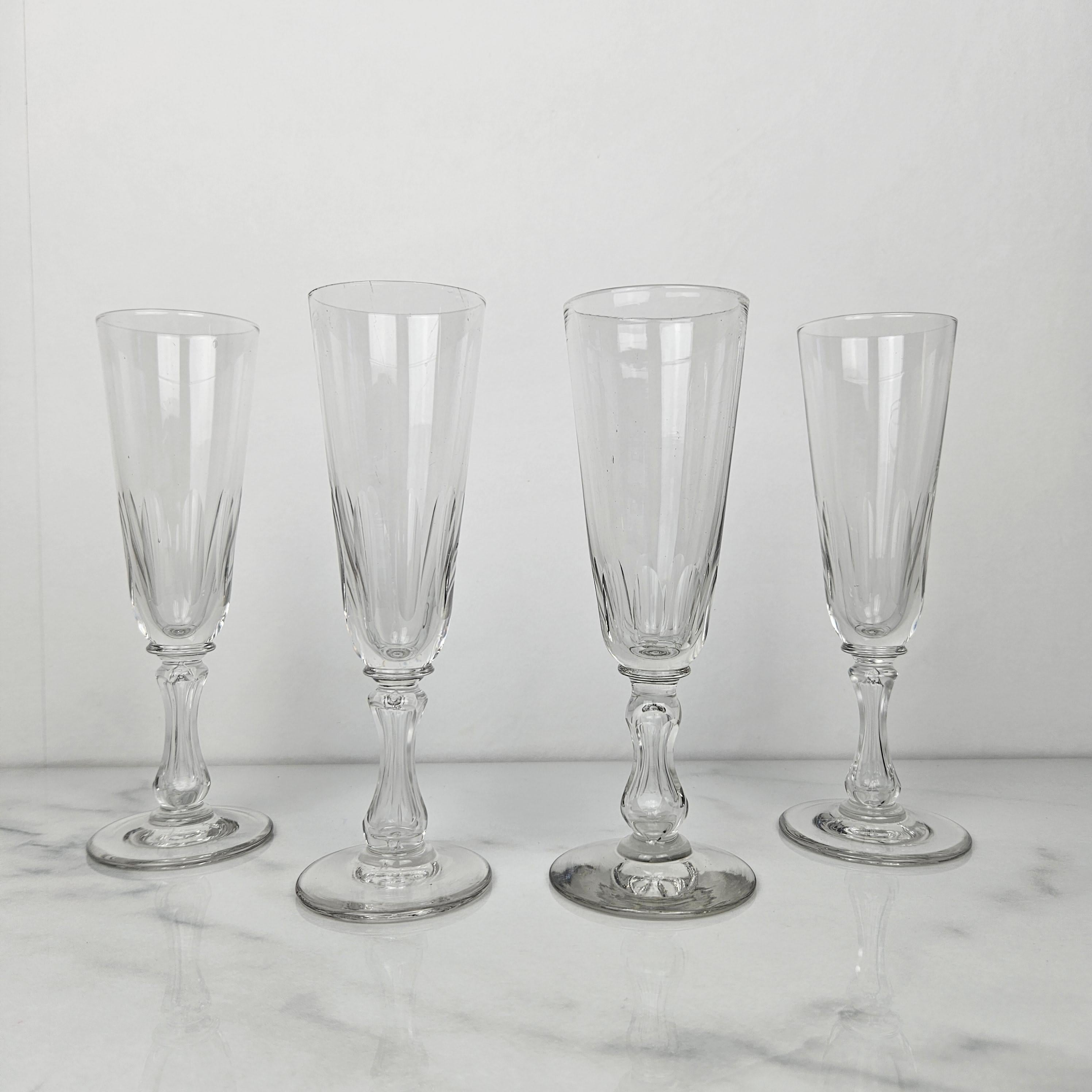 Belle Époque Ensemble de 4 charmantes flûtes à champagne soufflées à la main, vers 1890 en vente