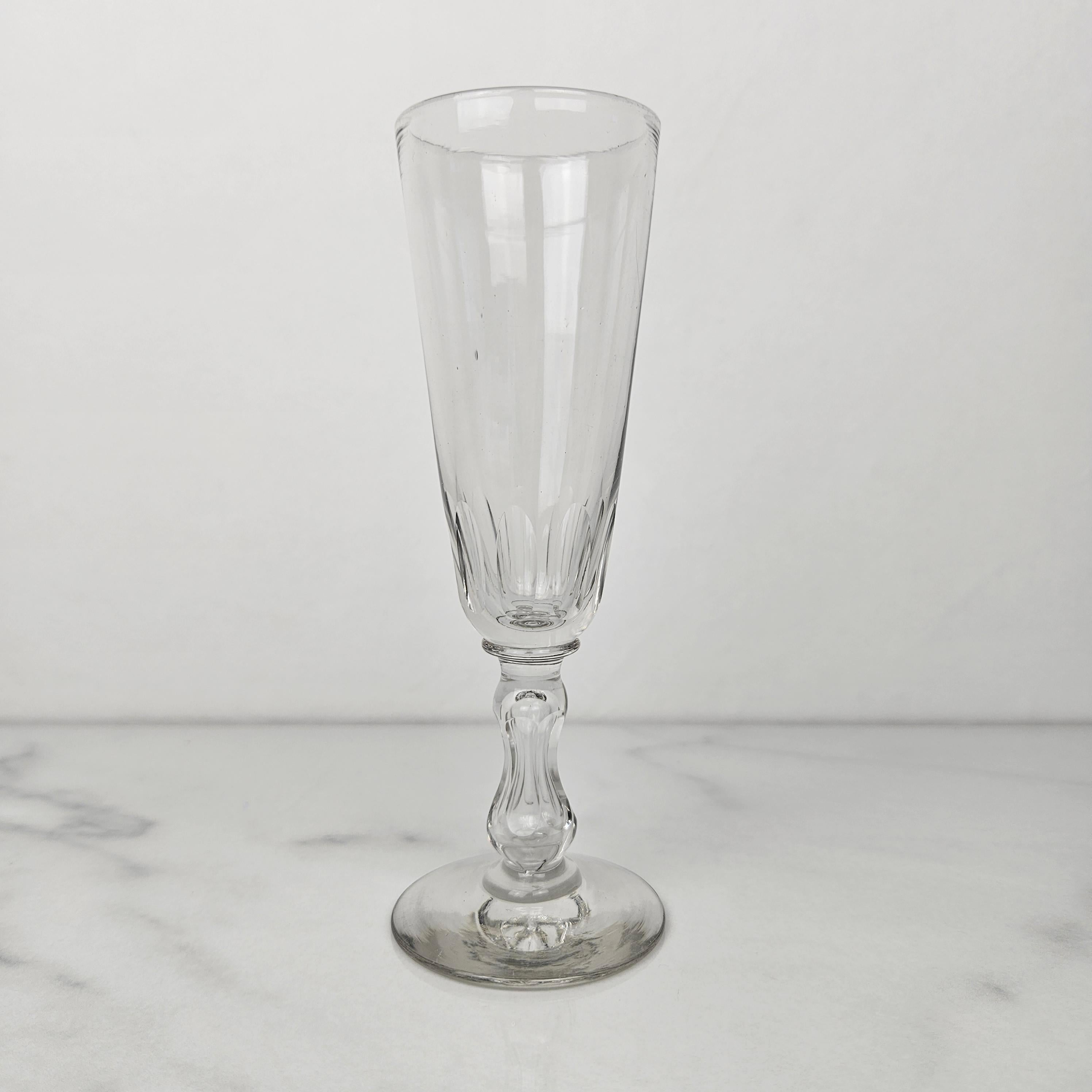 Français Ensemble de 4 charmantes flûtes à champagne soufflées à la main, vers 1890 en vente