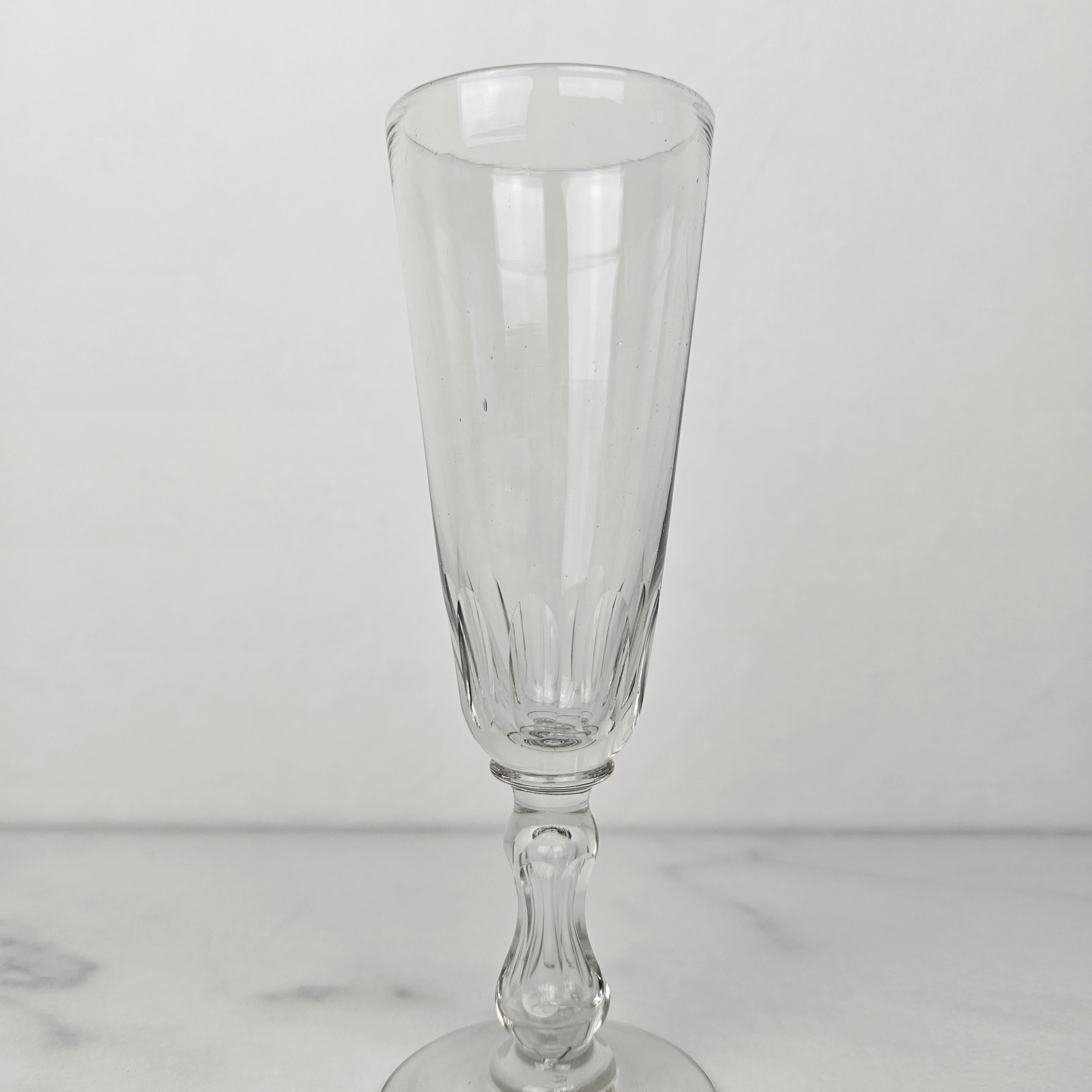 Fait main Ensemble de 4 charmantes flûtes à champagne soufflées à la main, vers 1890 en vente