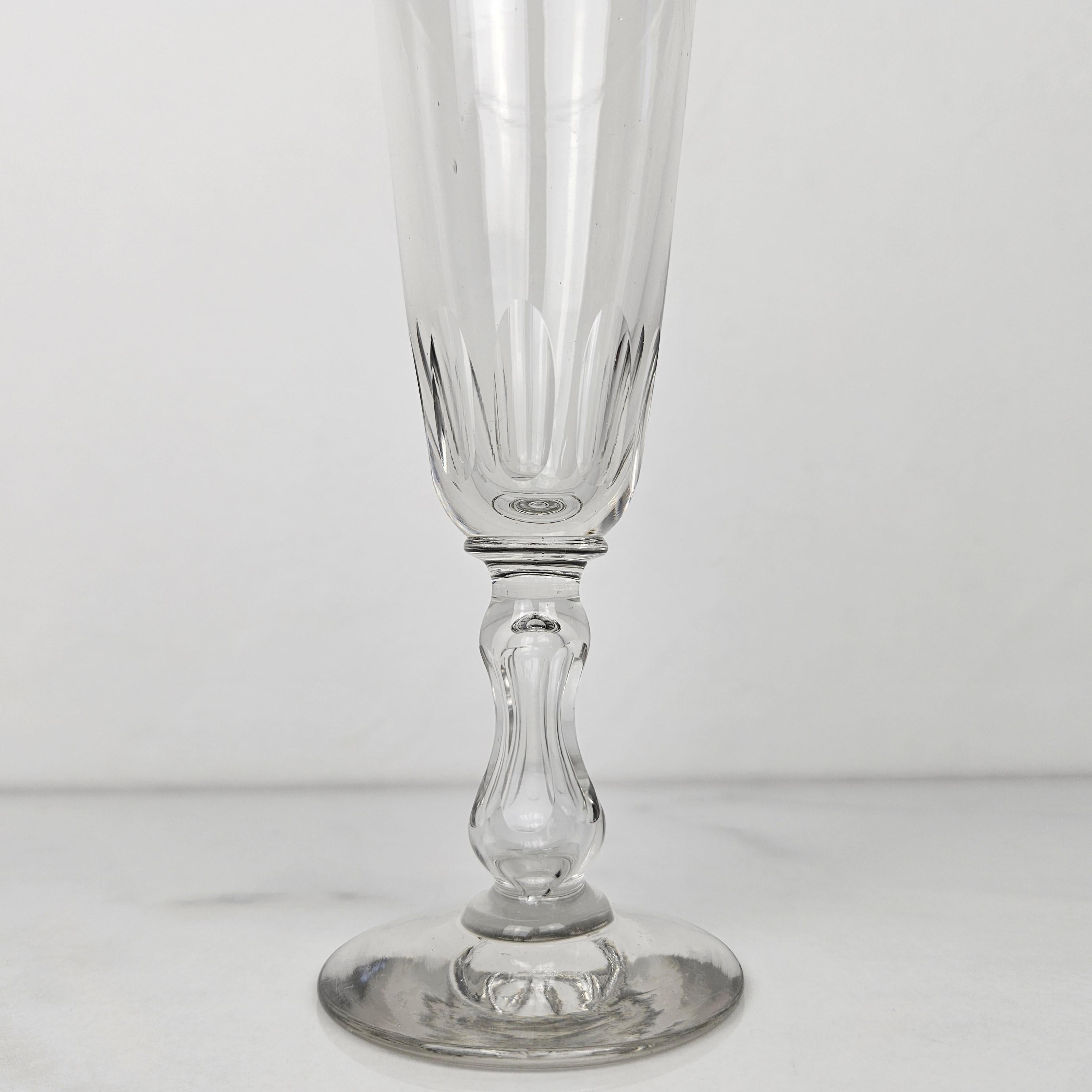 Ensemble de 4 charmantes flûtes à champagne soufflées à la main, vers 1890 Bon état - En vente à Oud Beijerland, NL