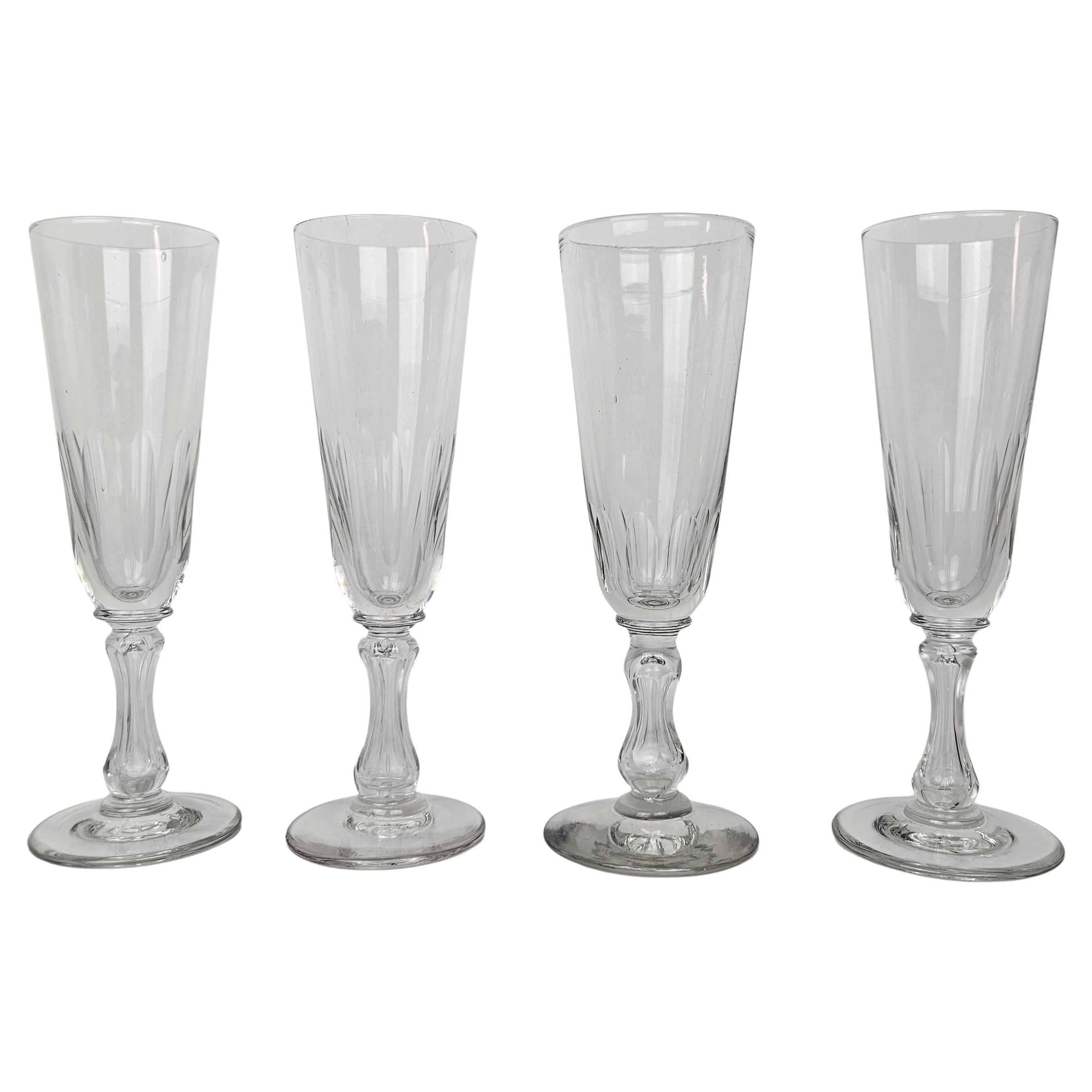 Ensemble de 4 charmantes flûtes à champagne soufflées à la main, vers 1890