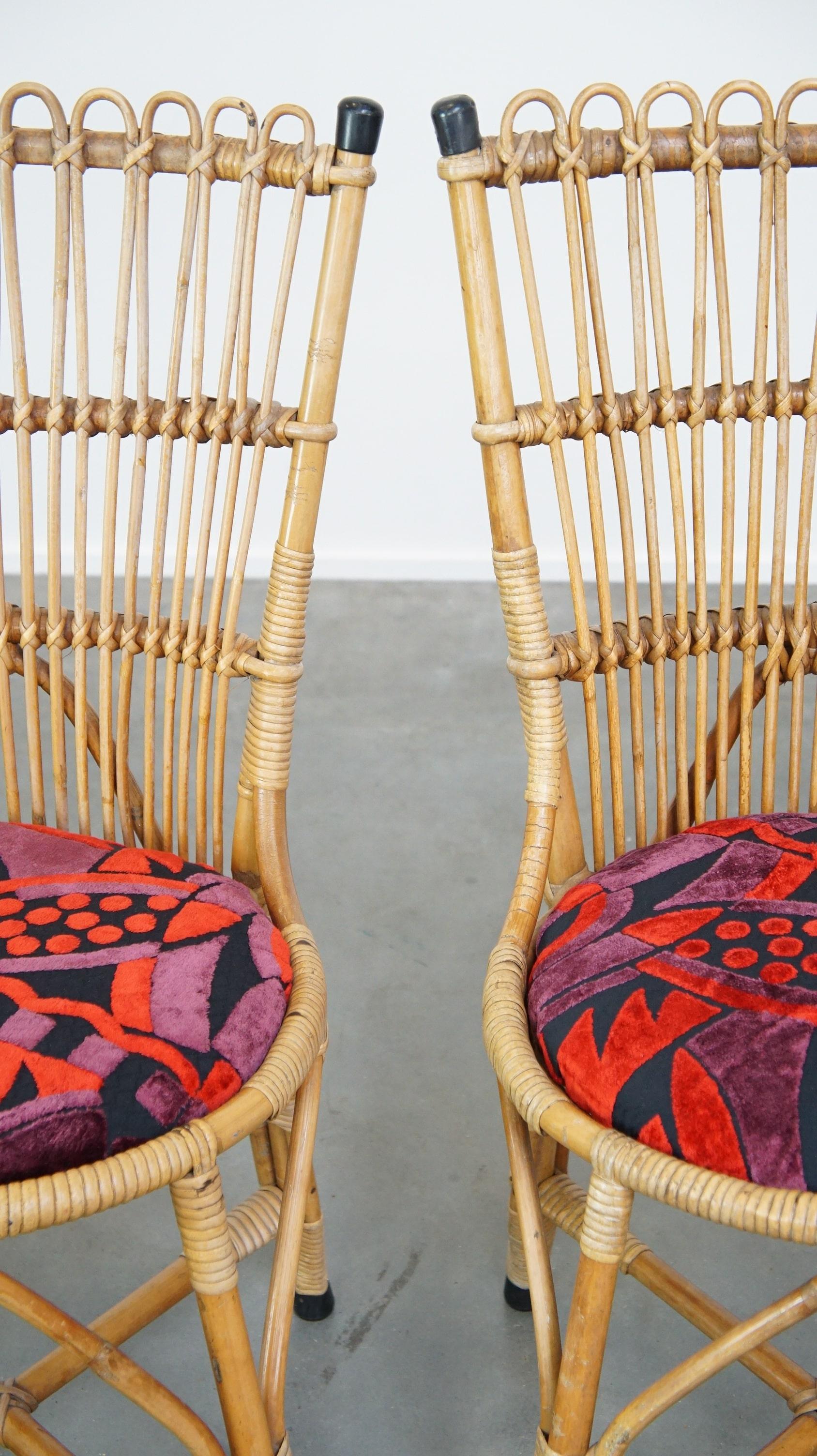 Satz von 4 charmanten Vintage 60s Rattan Boho Stühle mit bunten gepolsterten Sitzen im Angebot 4