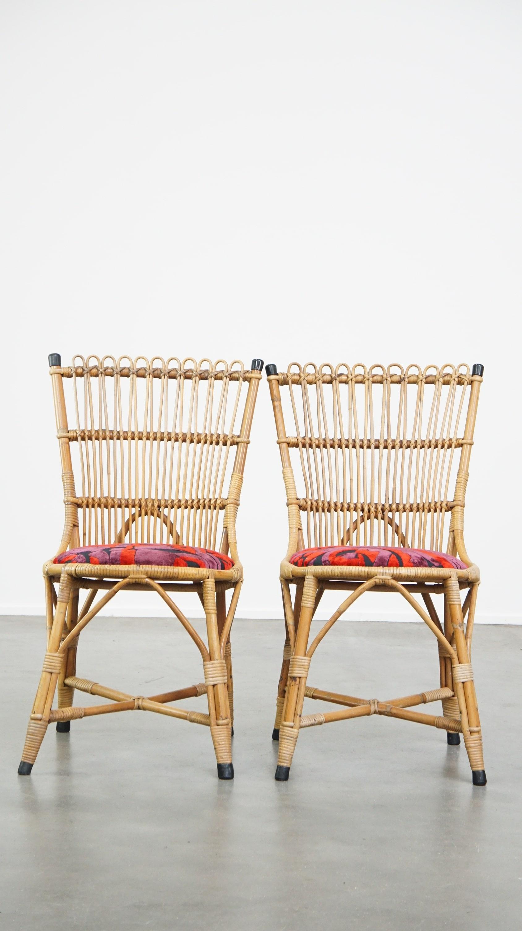 Angeboten wird dieser Satz von 4 subtilen und charmanten Vintage 60s Rattan Boho Stühle mit bunten gepolsterten Sitzen.

Dieses super lustige Set aus 4 originalen Boho-Rattan-Stühlen im Vintage-Stil der 60er Jahre darf, wenn es nach uns geht, in