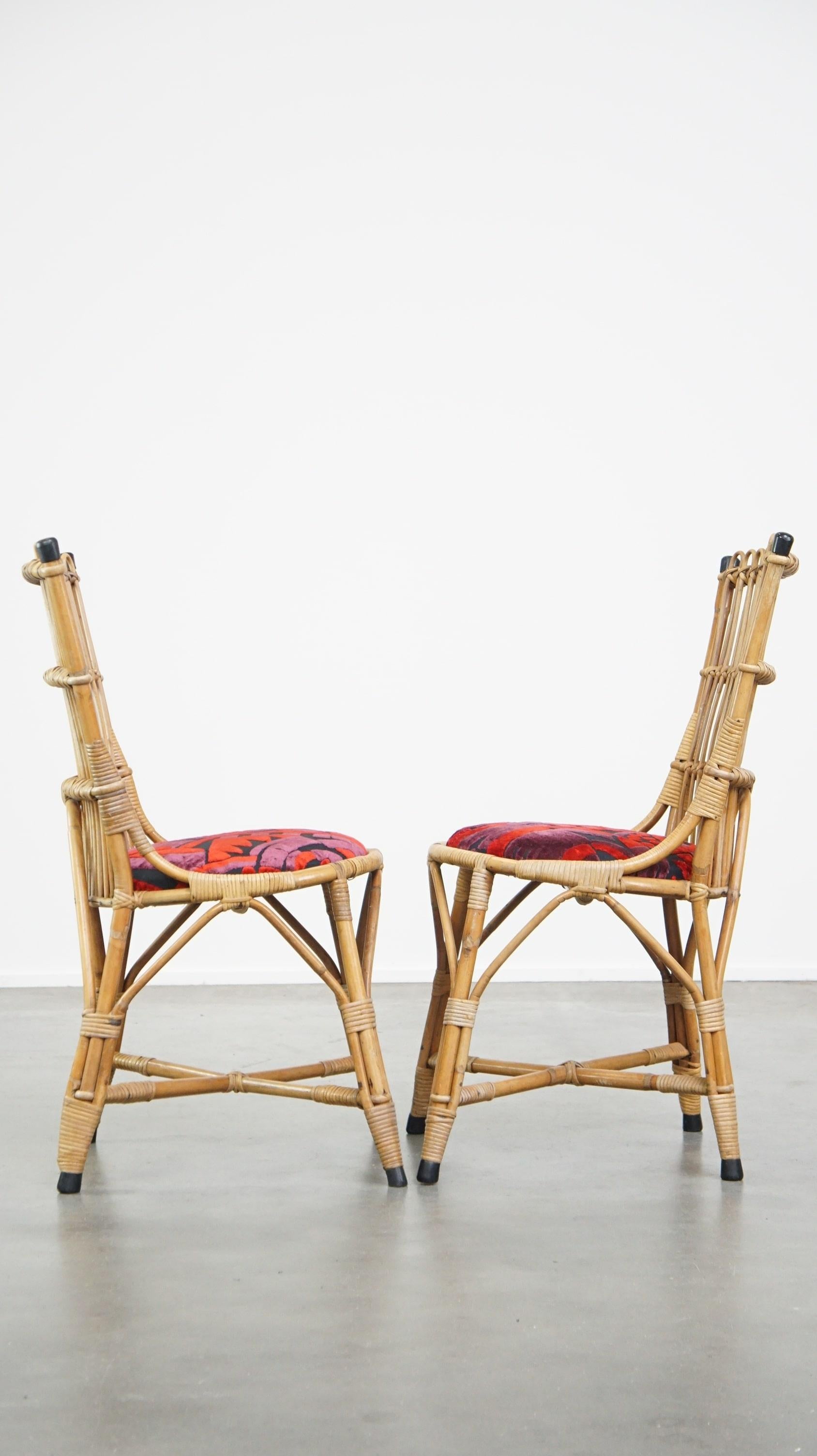 Satz von 4 charmanten Vintage 60s Rattan Boho Stühle mit bunten gepolsterten Sitzen (Niederländisch) im Angebot
