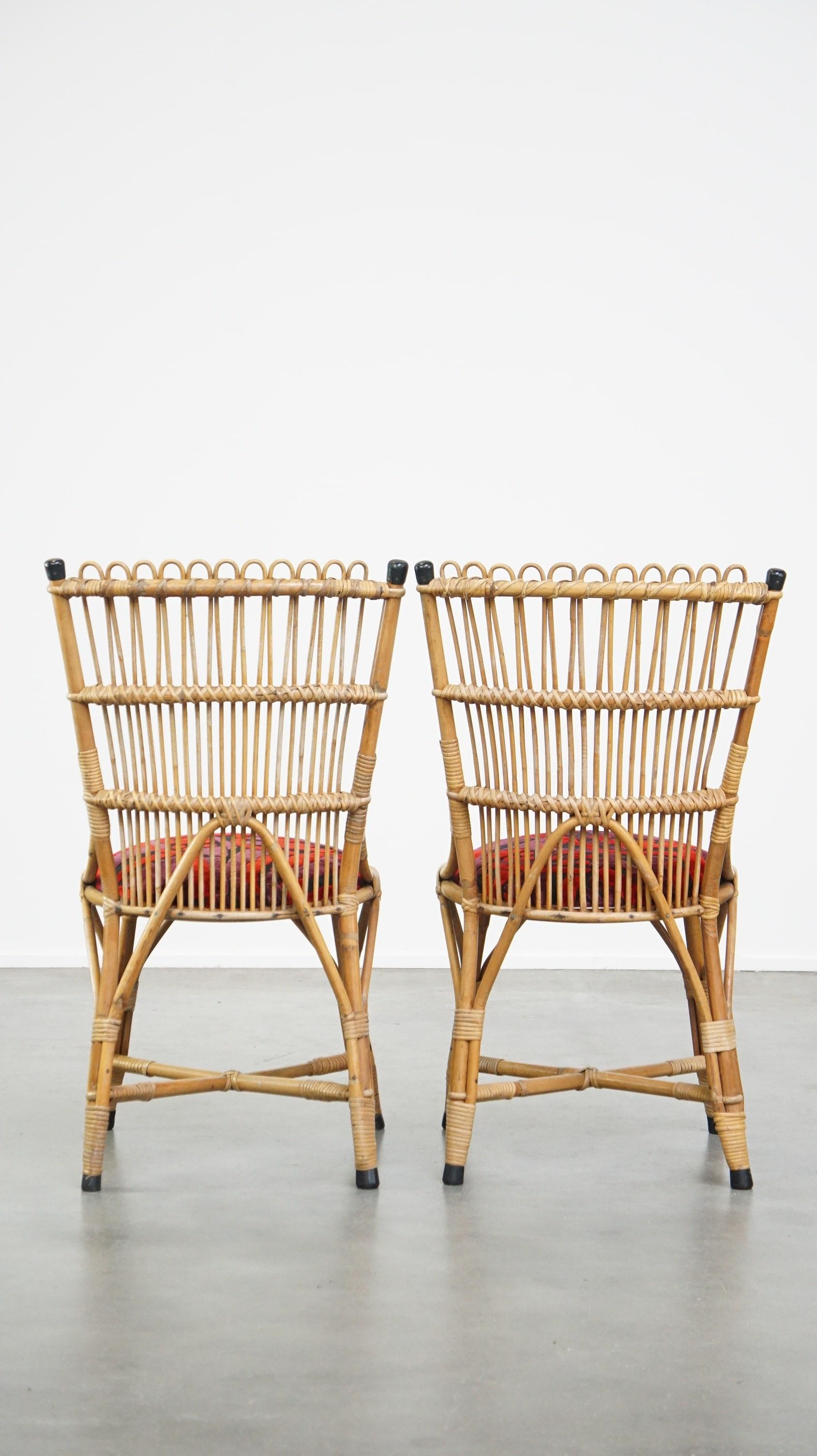 Satz von 4 charmanten Vintage 60s Rattan Boho Stühle mit bunten gepolsterten Sitzen (Handgefertigt) im Angebot