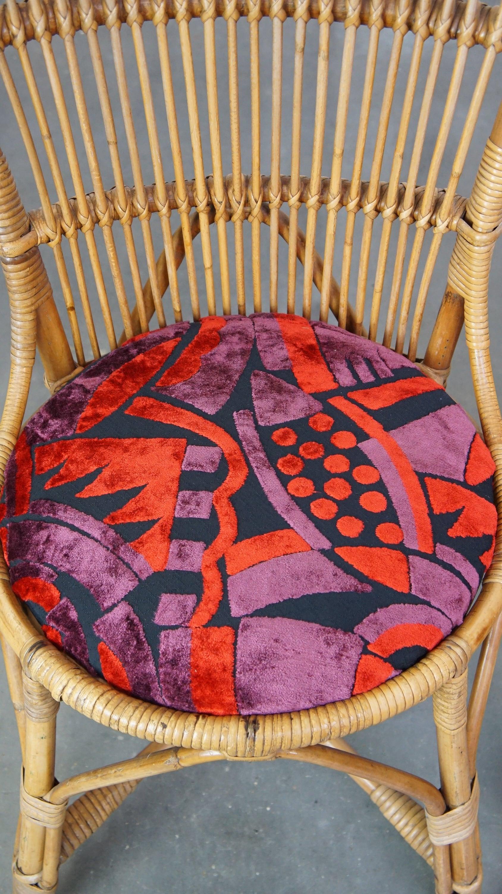 Satz von 4 charmanten Vintage 60s Rattan Boho Stühle mit bunten gepolsterten Sitzen (Mitte des 20. Jahrhunderts) im Angebot