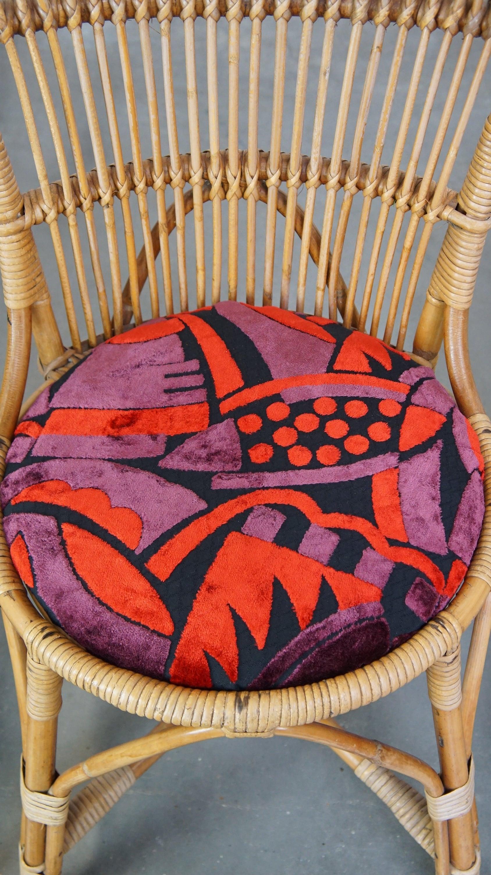 Satz von 4 charmanten Vintage 60s Rattan Boho Stühle mit bunten gepolsterten Sitzen (Stoff) im Angebot