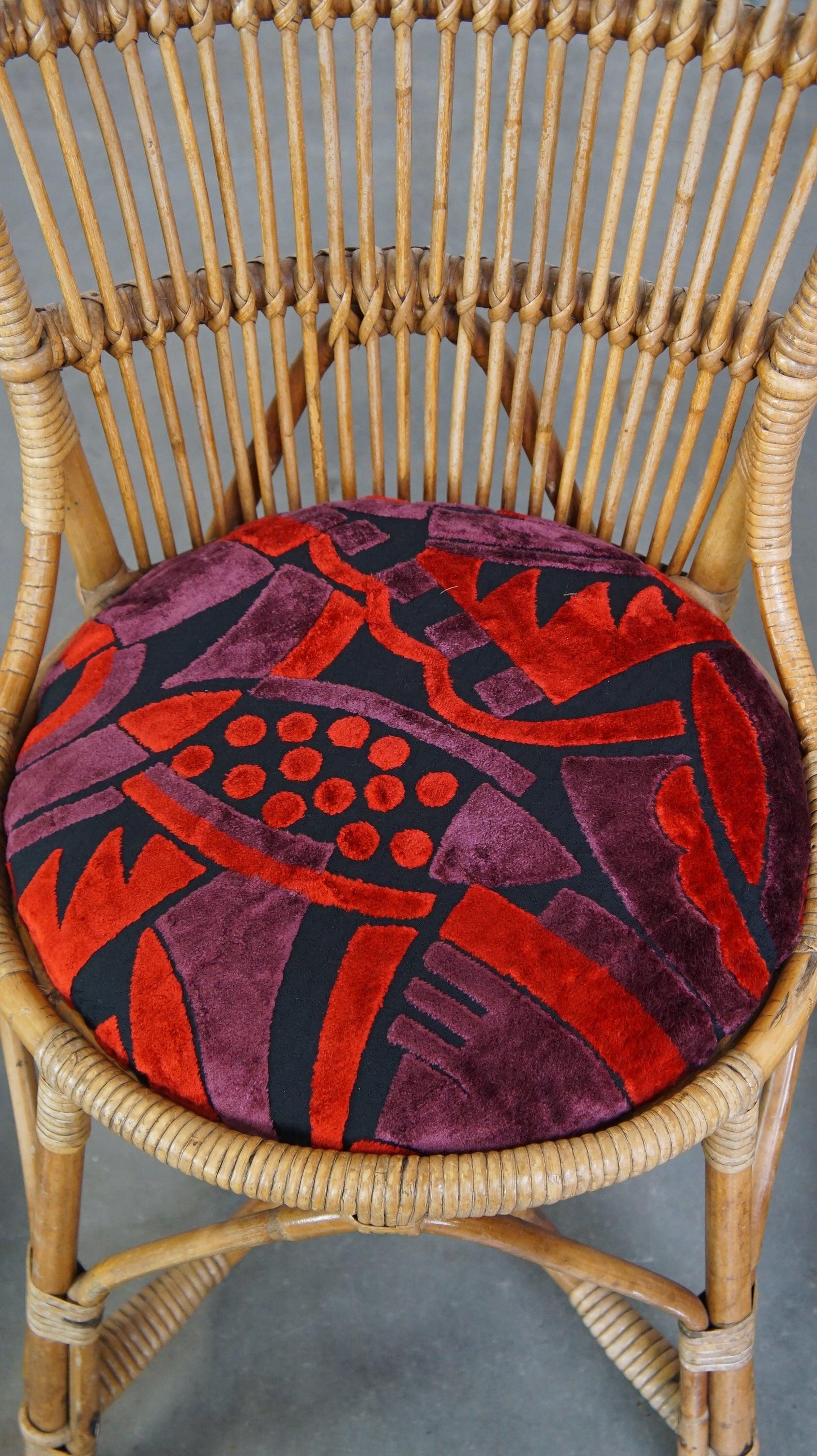 Satz von 4 charmanten Vintage 60s Rattan Boho Stühle mit bunten gepolsterten Sitzen im Angebot 1
