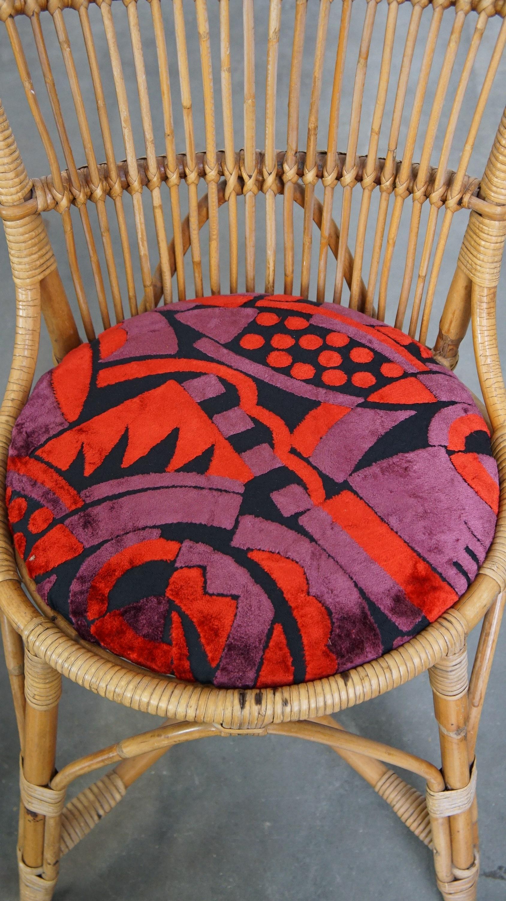 Satz von 4 charmanten Vintage 60s Rattan Boho Stühle mit bunten gepolsterten Sitzen im Angebot 2