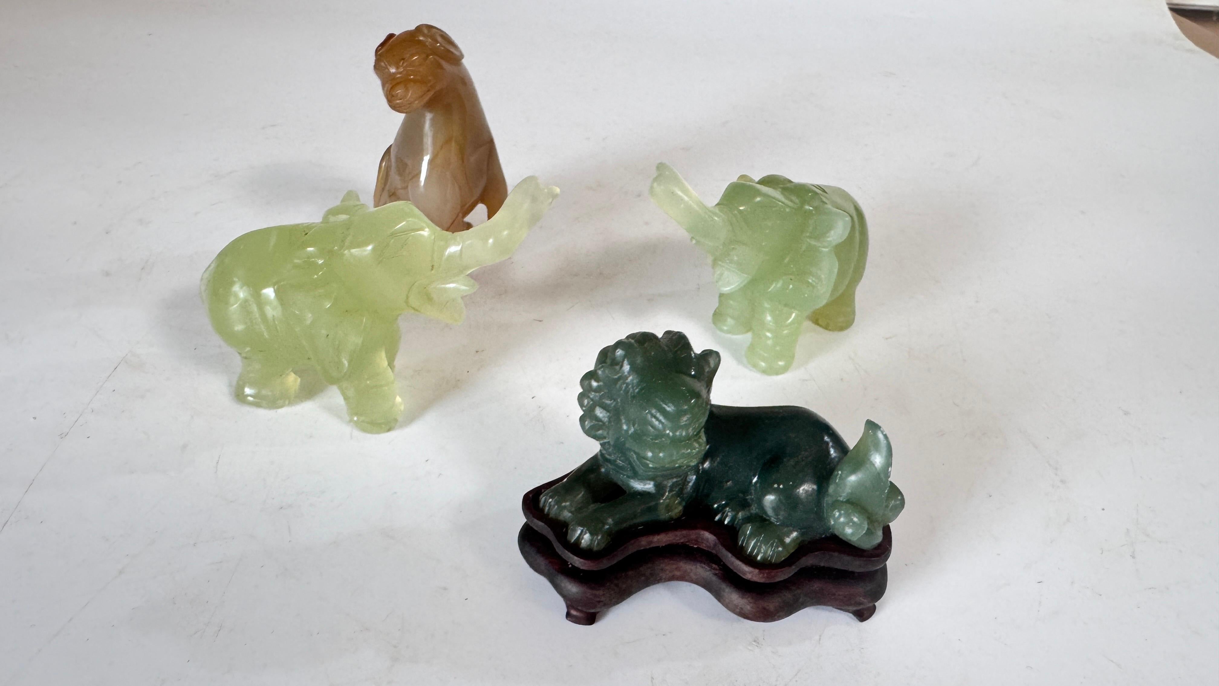 Satz von 4 chinesischen Tierfiguren aus Jade und Onyx - Elefanten, Löwe und Hund, 20. im Angebot 4
