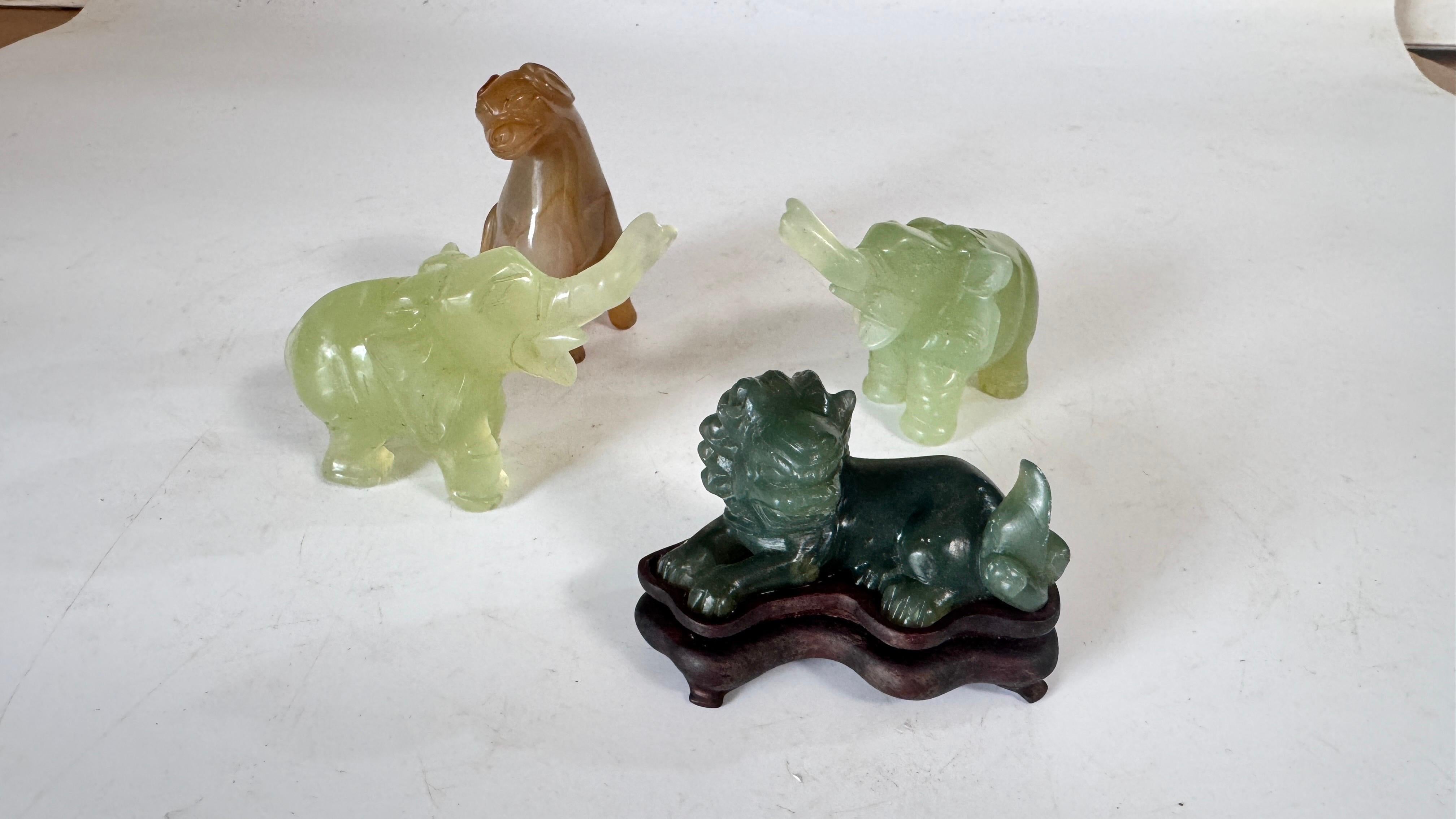 Satz von 4 chinesischen Tierfiguren aus Jade und Onyx - Elefanten, Löwe und Hund, 20. im Angebot 5