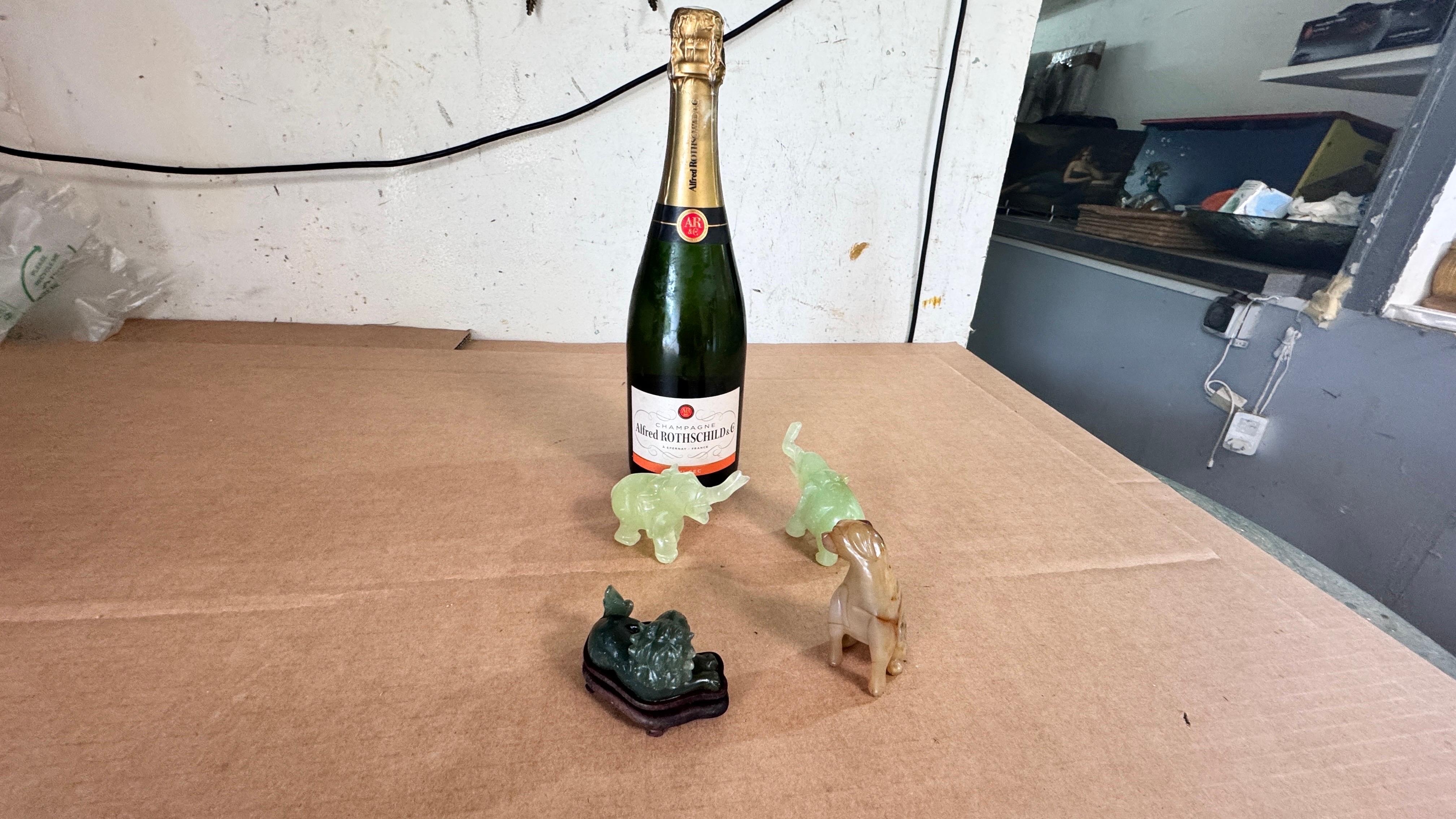 Satz von 4 chinesischen Tierfiguren aus Jade und Onyx - Elefanten, Löwe und Hund, 20.

Beschreibung:
Dieses raffinierte Set aus vier Tierfiguren, die im 20. Jahrhundert in China hergestellt wurden, zeigt die Eleganz der Natursteinschnitzerei und die