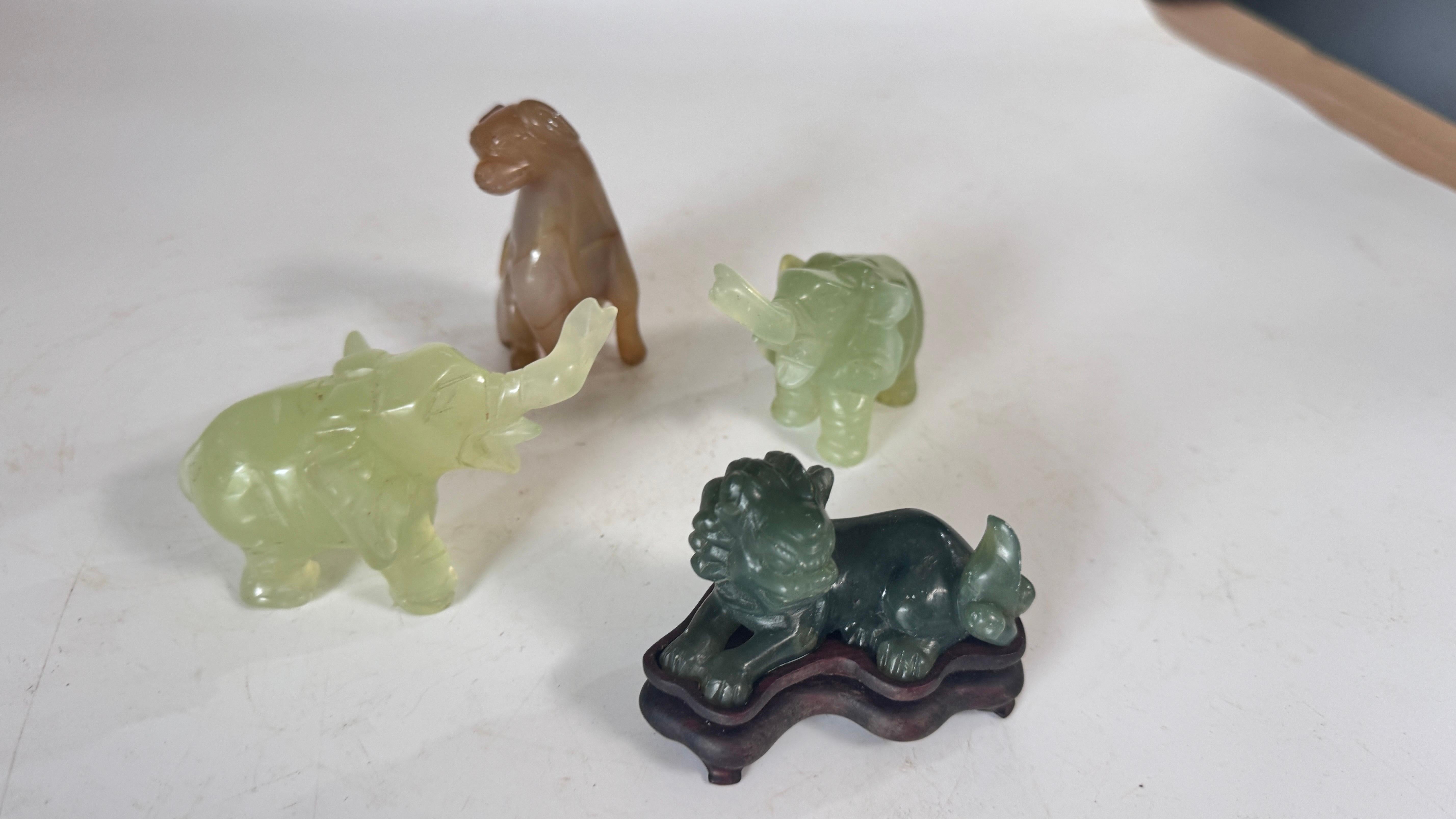 Satz von 4 chinesischen Tierfiguren aus Jade und Onyx - Elefanten, Löwe und Hund, 20. (Chinoiserie) im Angebot