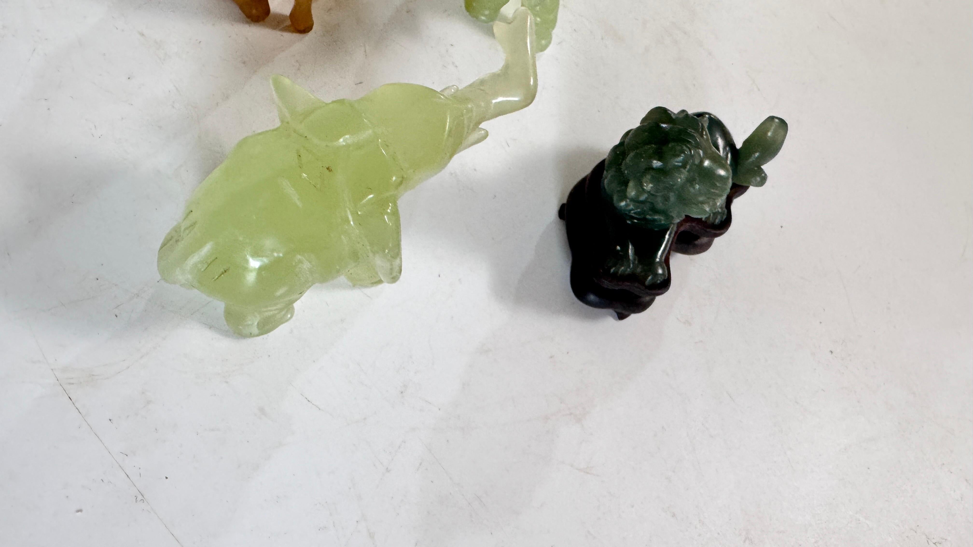 Satz von 4 chinesischen Tierfiguren aus Jade und Onyx - Elefanten, Löwe und Hund, 20. (Chinesisch) im Angebot