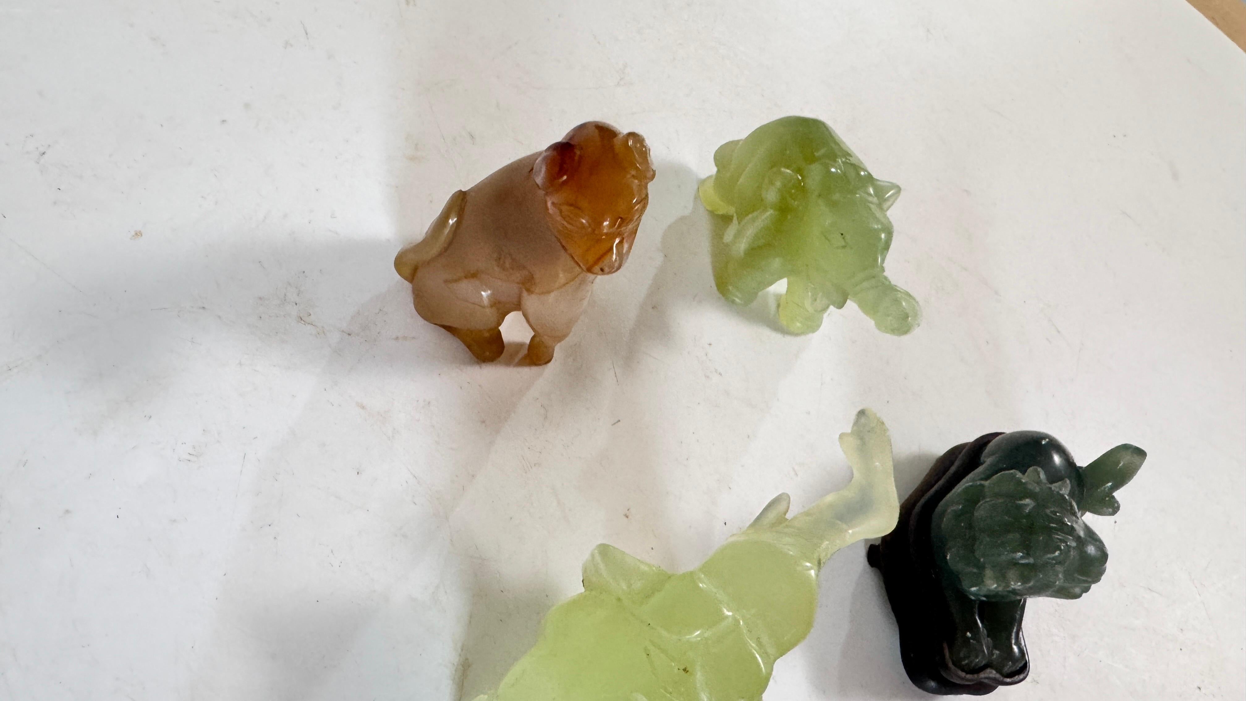 Satz von 4 chinesischen Tierfiguren aus Jade und Onyx - Elefanten, Löwe und Hund, 20. im Zustand „Relativ gut“ im Angebot in Auribeau sur Siagne, FR