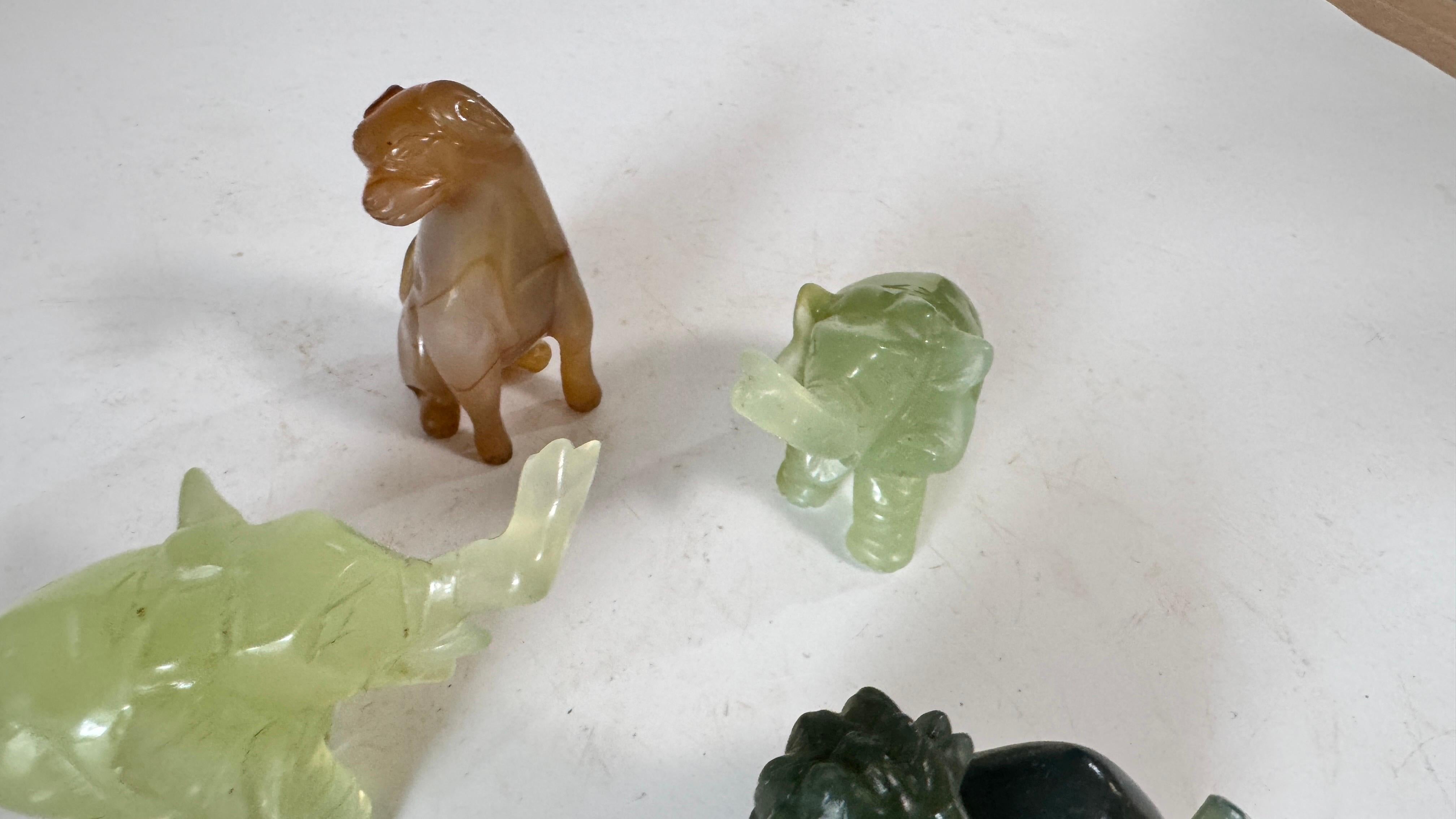 Satz von 4 chinesischen Tierfiguren aus Jade und Onyx - Elefanten, Löwe und Hund, 20. (20. Jahrhundert) im Angebot