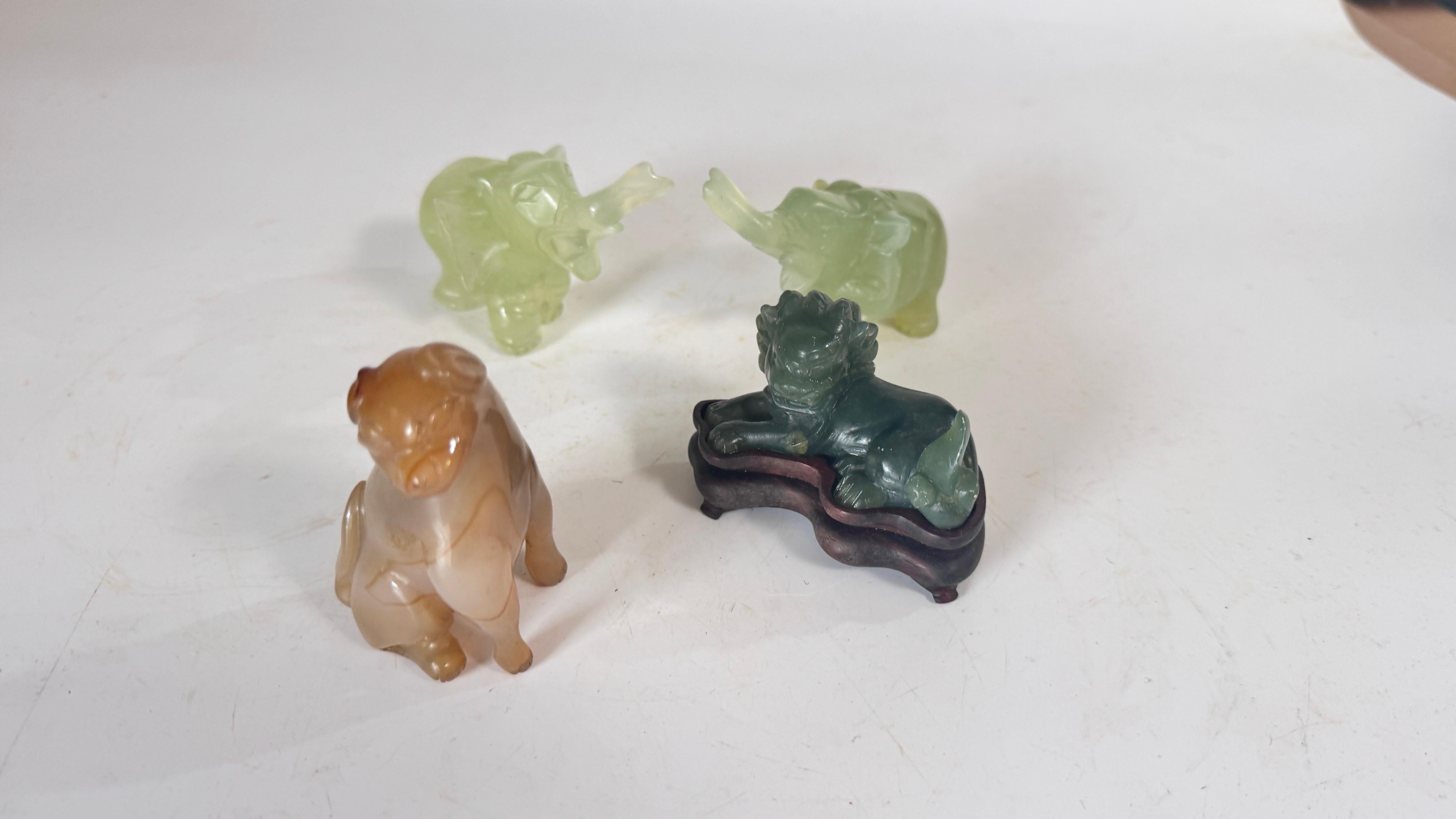 Satz von 4 chinesischen Tierfiguren aus Jade und Onyx - Elefanten, Löwe und Hund, 20. im Angebot 3