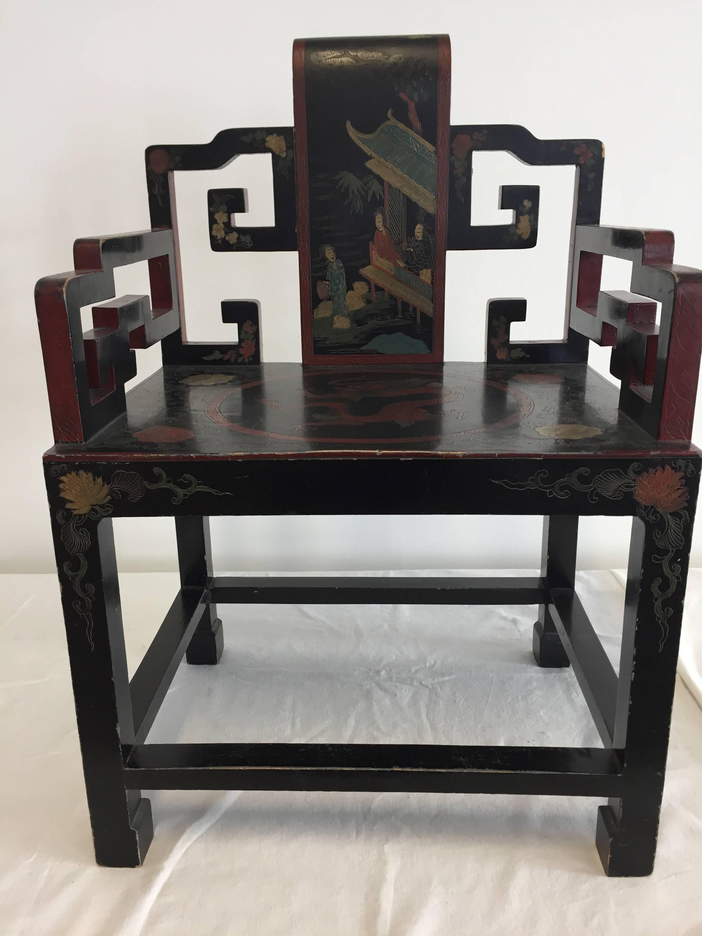 Bois Ensemble de quatre chaises Art Déco chinoises sculptées et peintes à la main en vente