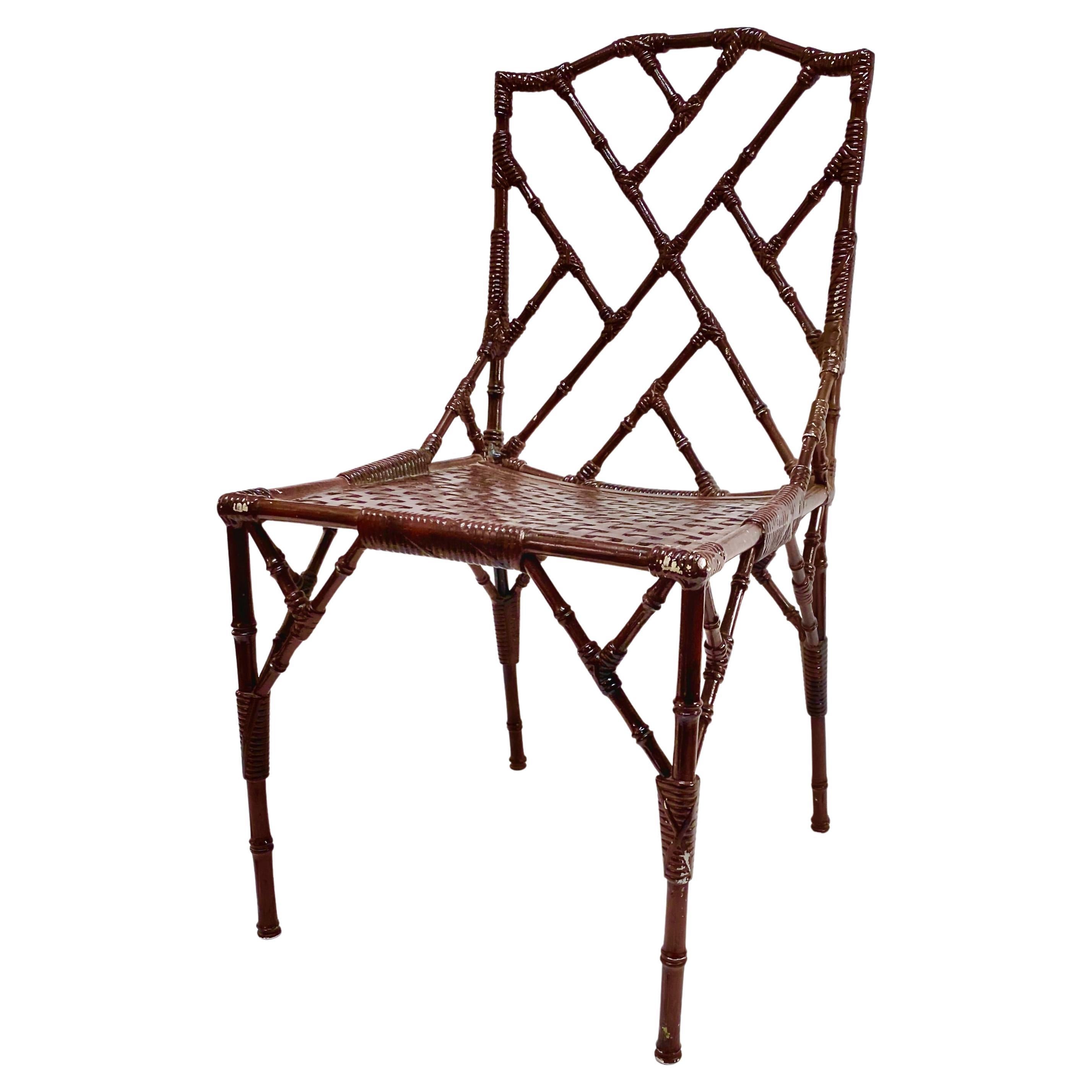 Il s'agit d'un très bon exemple d'un ensemble de patio en fonte d'aluminium datant du milieu du 20e siècle, composé de quatre chaises d'appoint Chippendale chinoises et d'une table. Les quatre chaises sont en aluminium moulé finement détaillé  faux