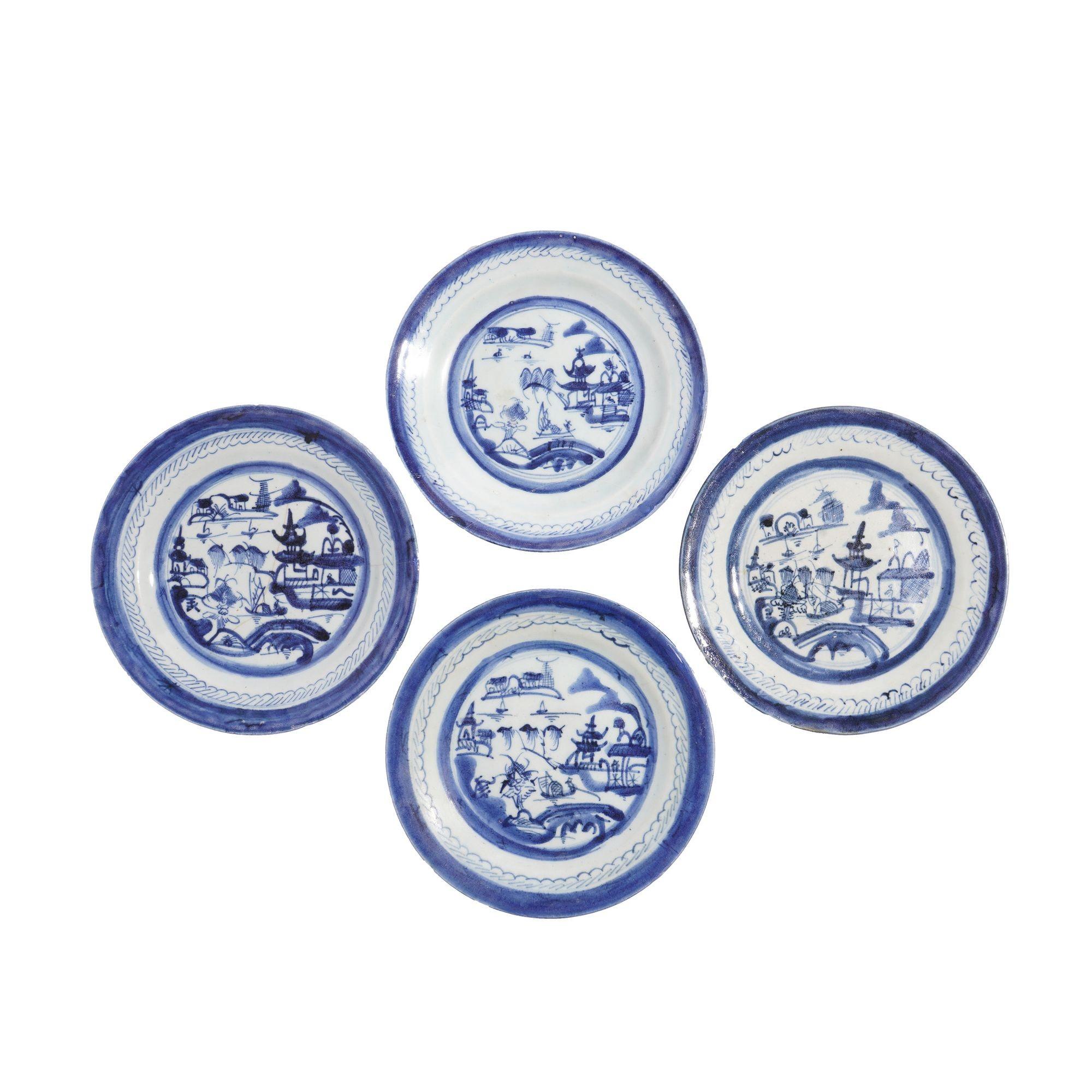 Set di quattro piatti da tè cinesi d'esportazione in bianco e blu di Canton con il motivo Willow Tea House.
Cina, circa 1850-75.