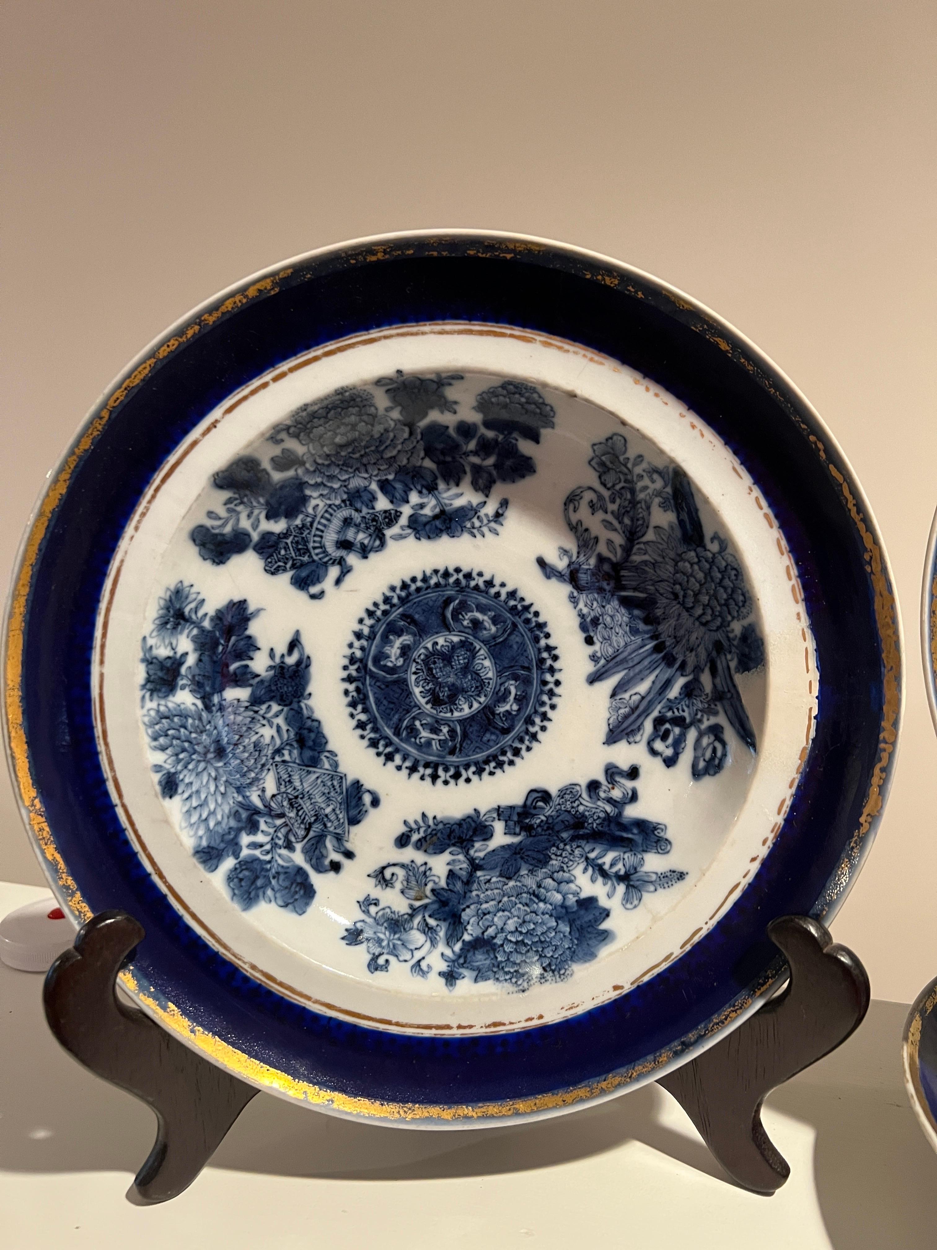 Un ensemble de 4 assiettes plates - porcelaine d'exportation chinoise pour le marché américain ou européen dans le célèbre motif 