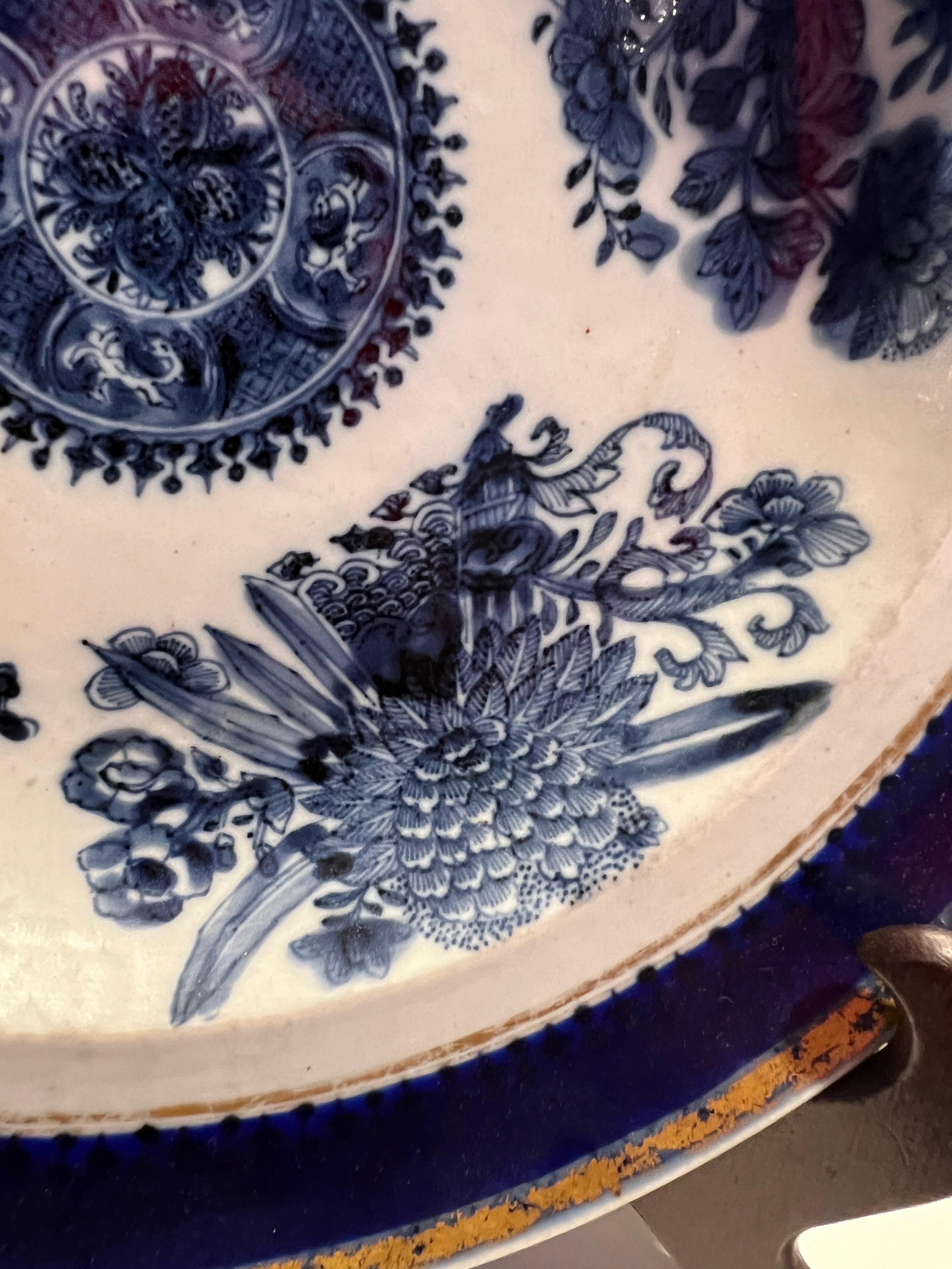 Exportation chinoise Lot de 4 assiettes plates en porcelaine d'exportation chinoise à motif Fitzhugh bleu et blanc en vente