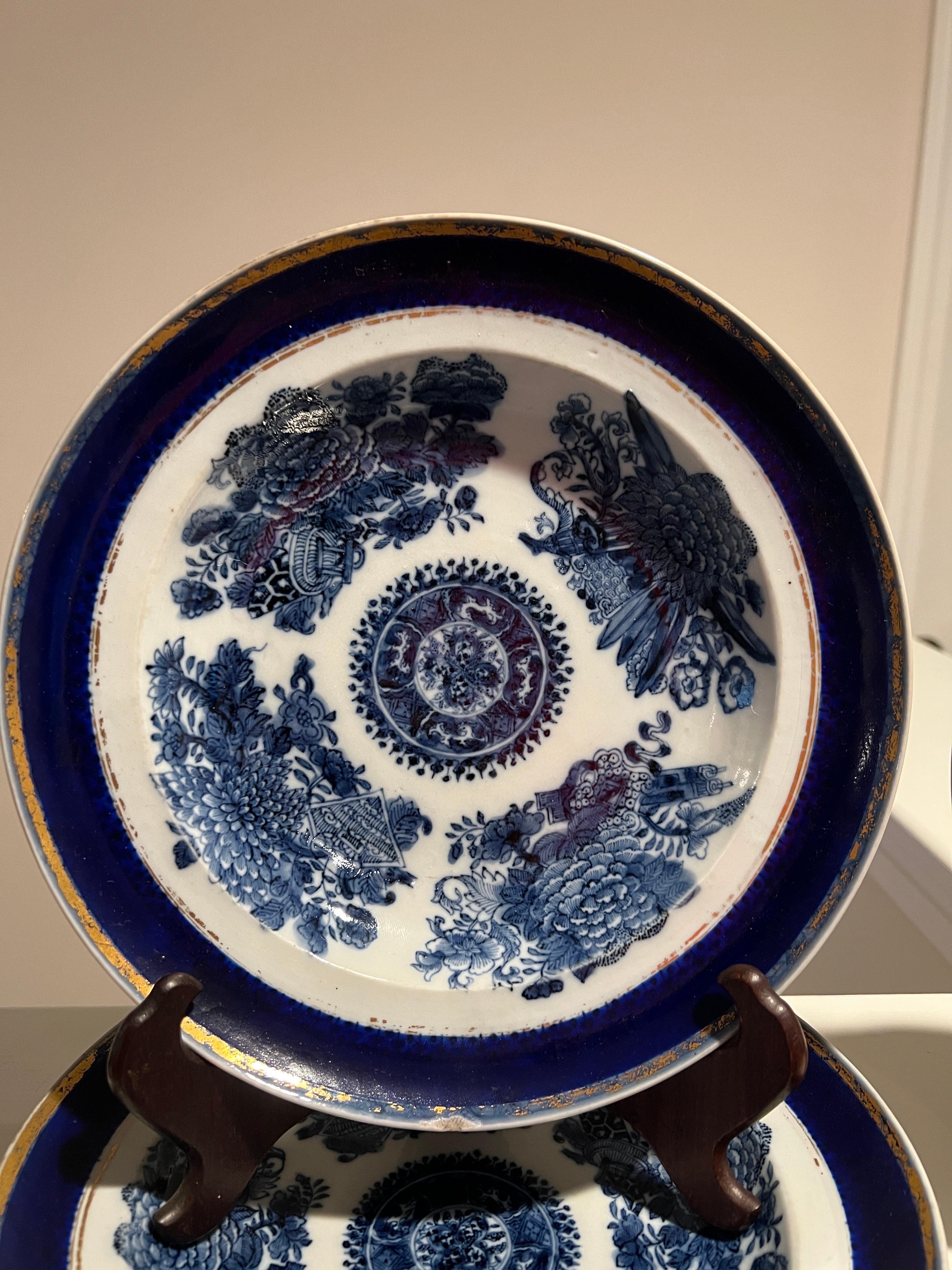 Lot de 4 assiettes plates en porcelaine d'exportation chinoise à motif Fitzhugh bleu et blanc Bon état - En vente à Atlanta, GA