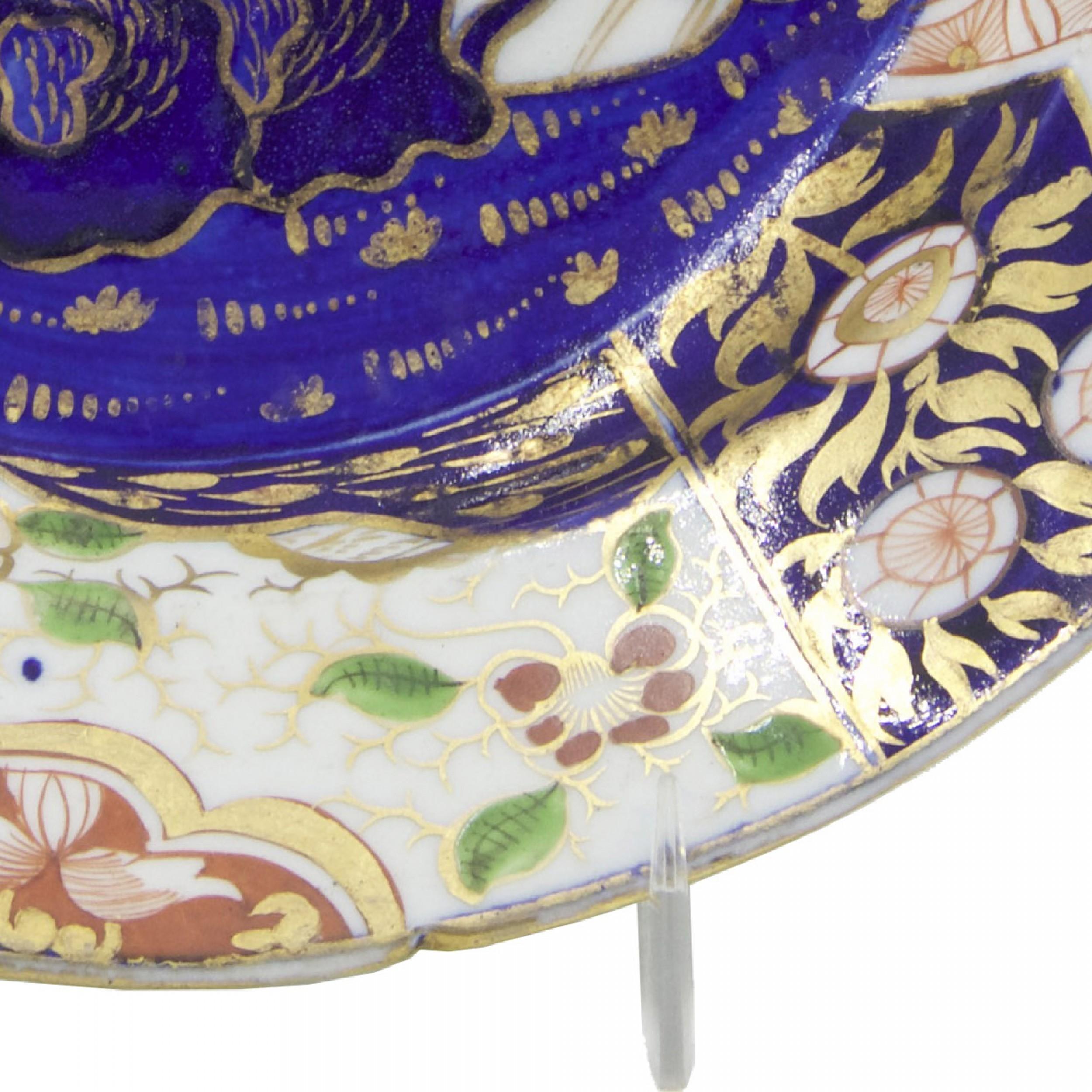 Juego de 4 platos de porcelana china de exportación estilo Imari con diseños en rojo, blanco y azul (PRECIADO COMO JUEGO)