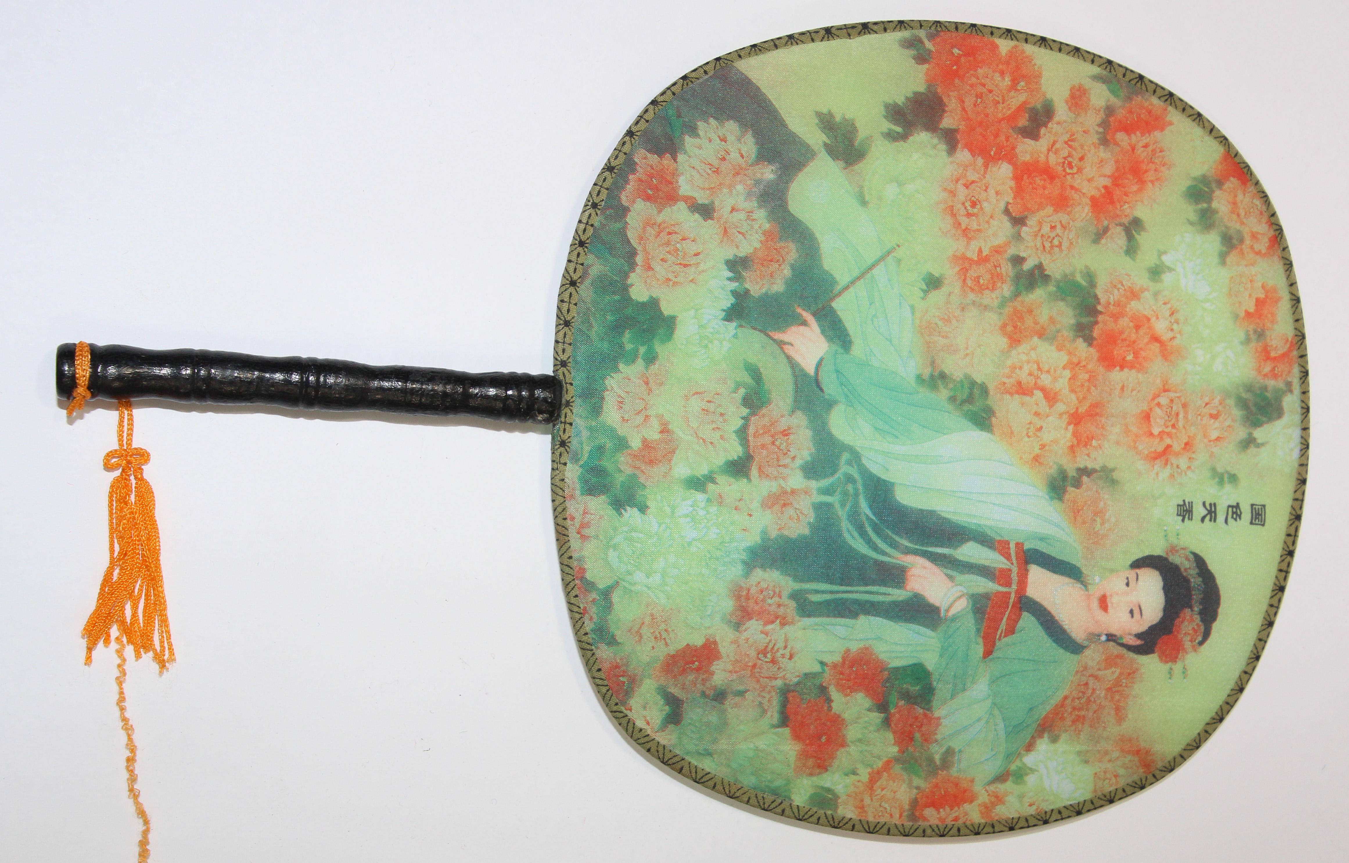 Set of 4 Chinese Silk Round Paddle Hand Fans with Geishas Woman Painting In Good Condition In North Hollywood, CA