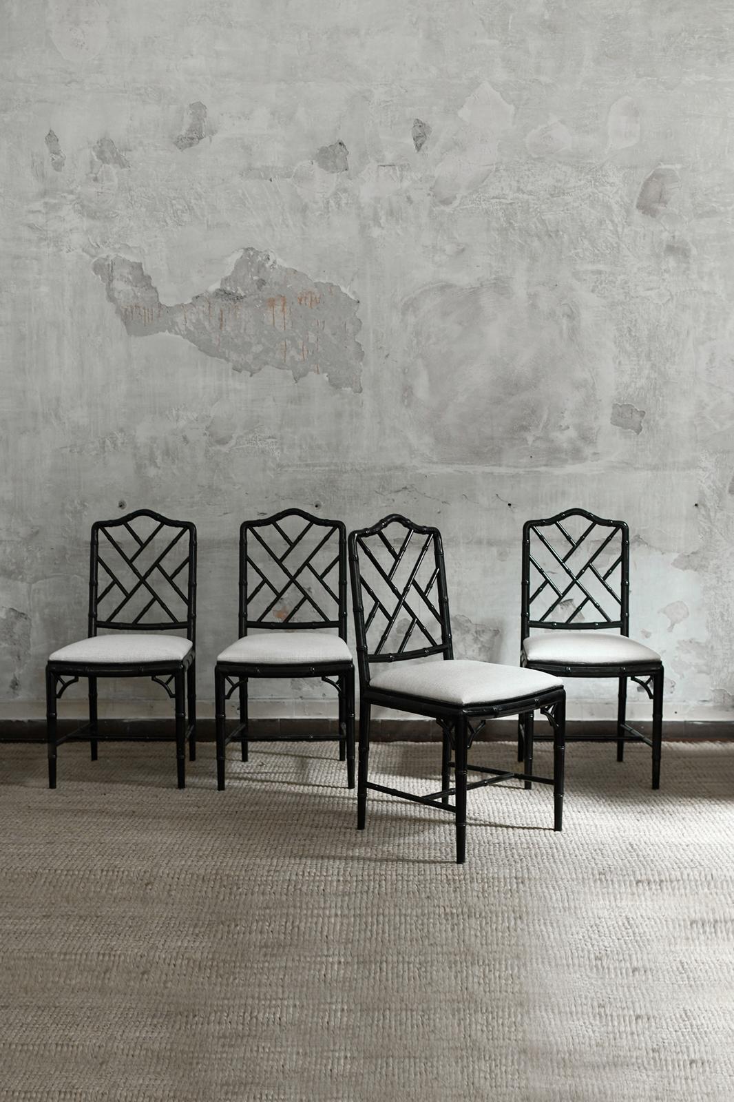 Set di 4 sedie in stile chippendale in finto bambù laccato nero, anni '70
Dettagli del prodotto
Completa di cuscini in tessuto.
Dimensioni: 46 L x 92 H x 44,5 P cm
