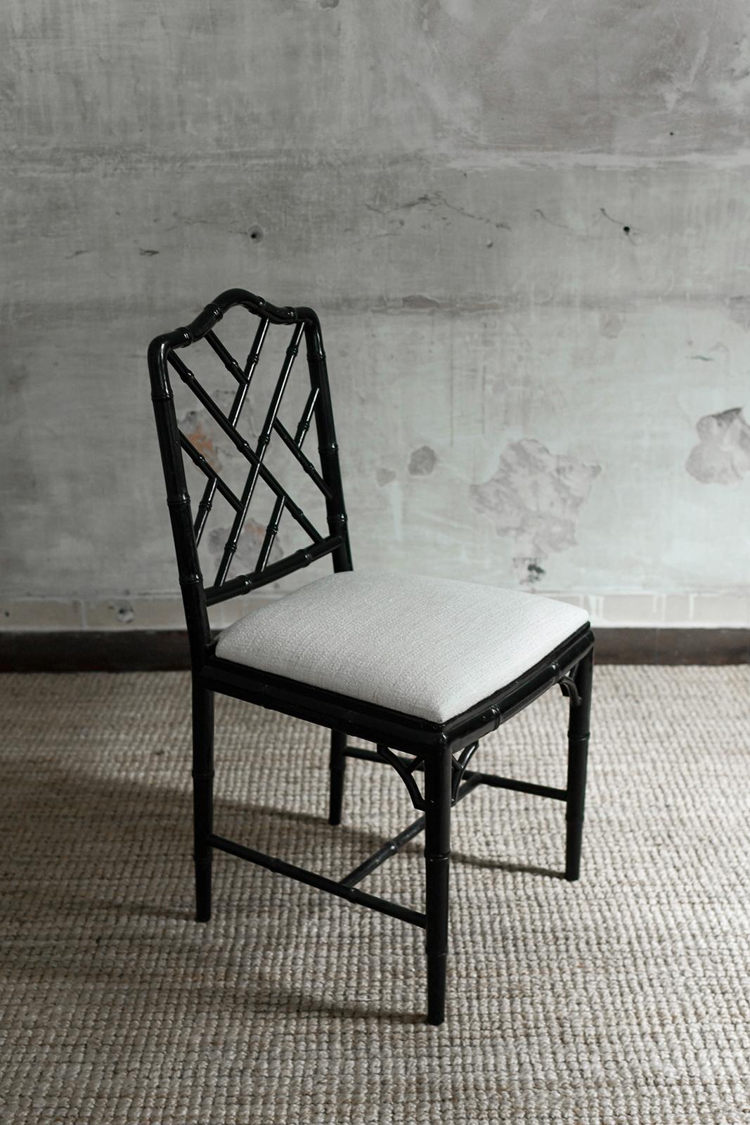 Chippendale Set di 4 sedie in stile chippendale in finto bambù laccato nero, anni '70 in vendita