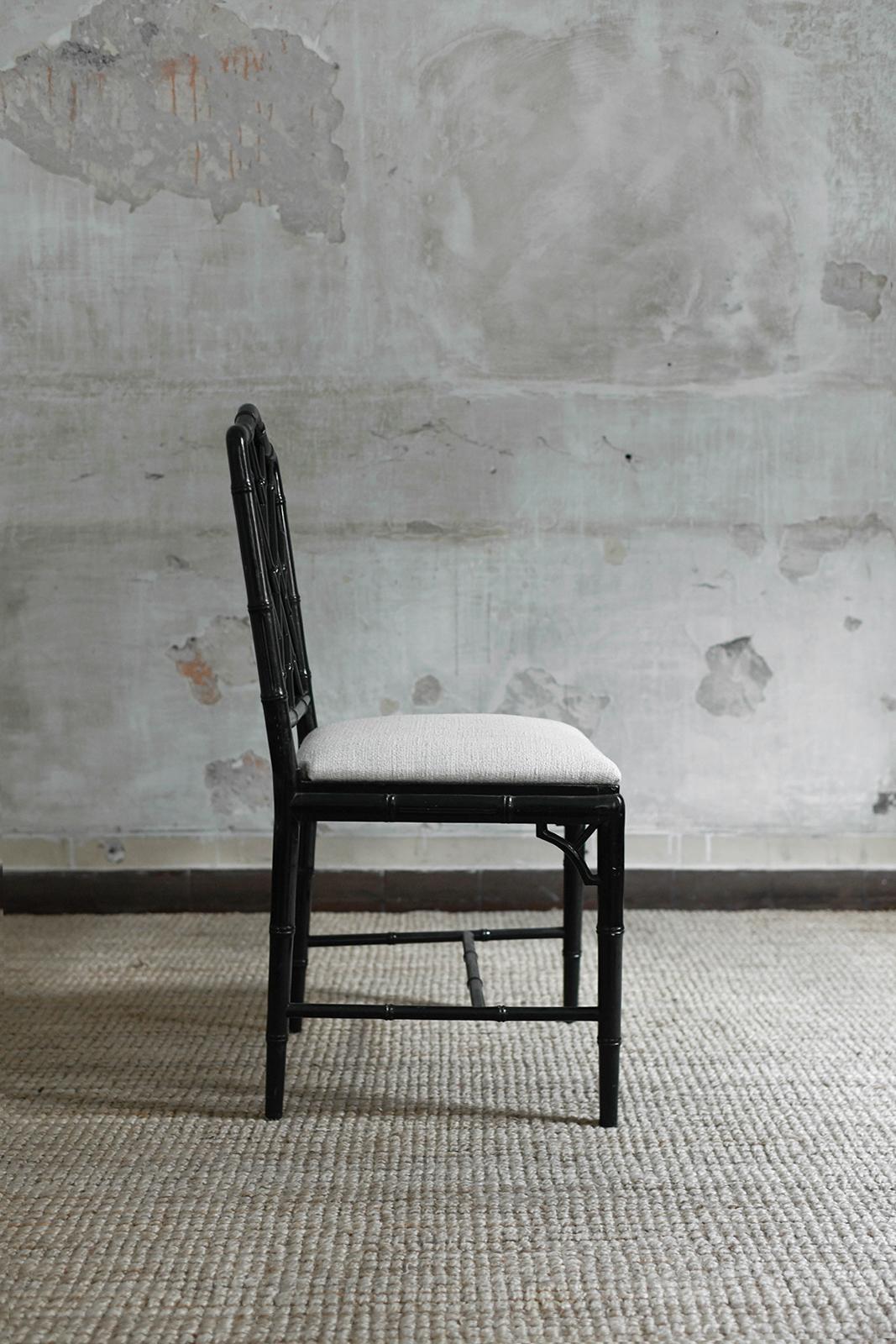 Set di 4 sedie in stile chippendale in finto bambù laccato nero, anni '70 In condizioni buone in vendita a Roma, RM