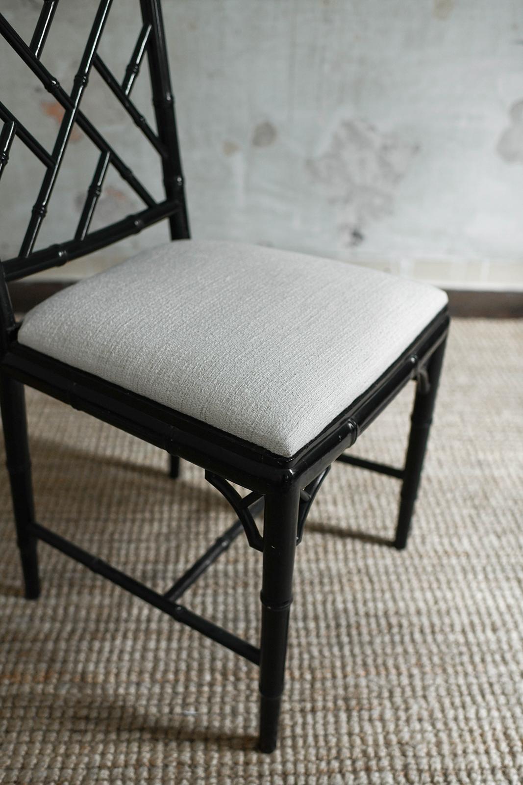 Set di 4 sedie in stile chippendale in finto bambù laccato nero, anni '70 in vendita 1