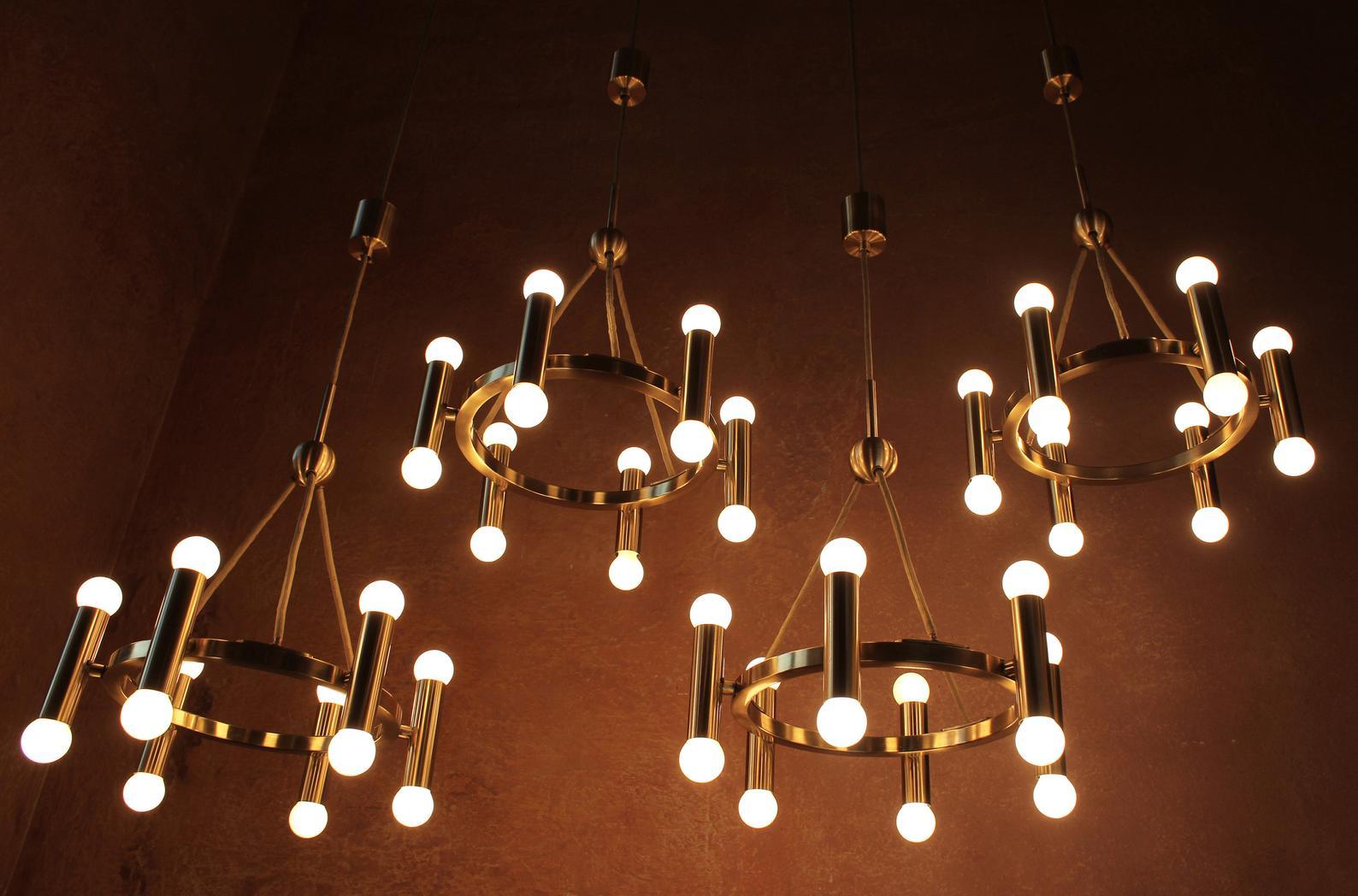 Set of 4 small minimalistic 12 lights (e14) brass chandeliers as special order for a church in Hanover, Germany, 1960s - Sciolari type

Measures: Diameter 16