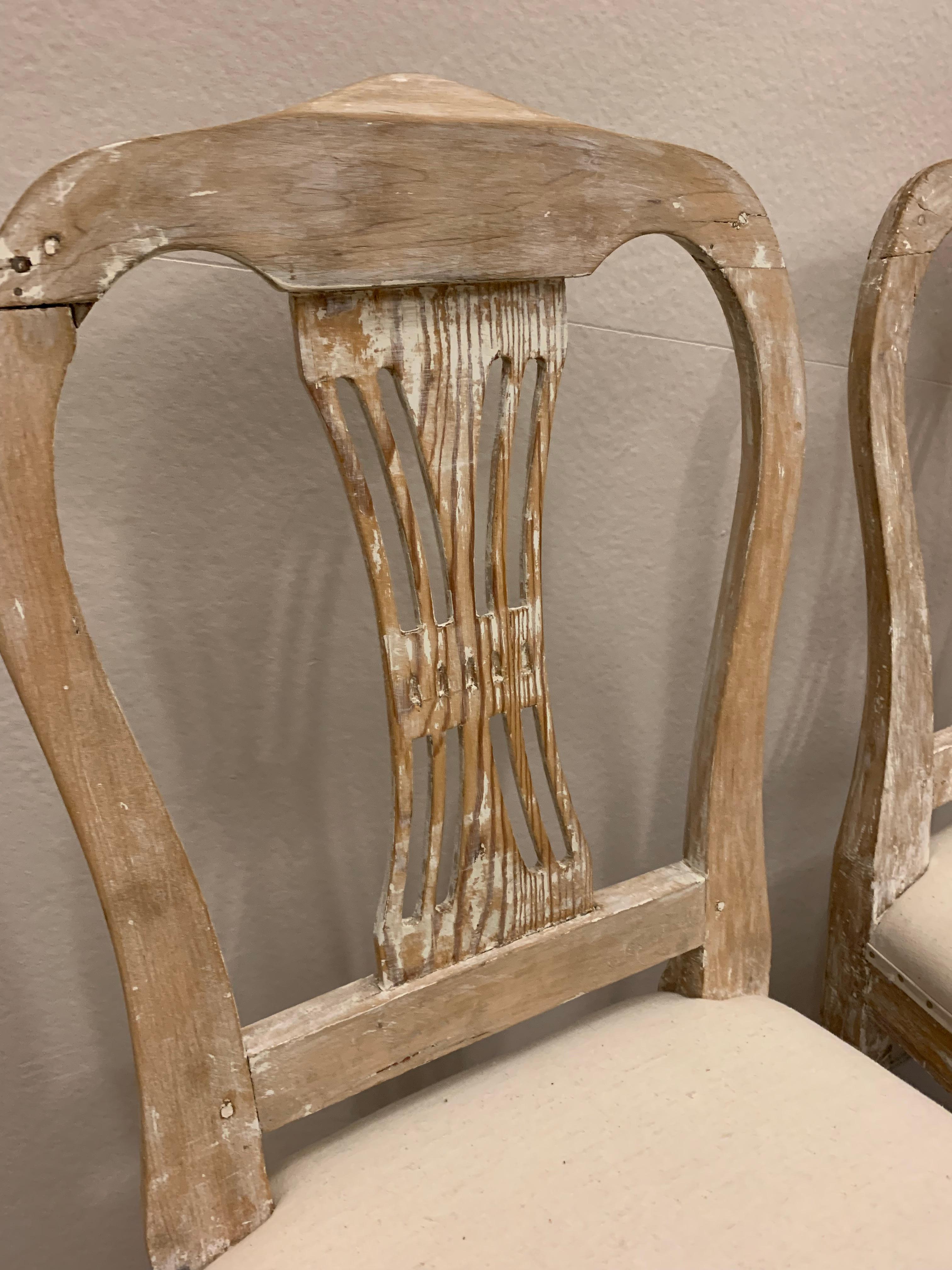 Set of 4 circa 1900s Swedish Folk Pine Dining Chairs Upholstered in French Linen For Sale 2